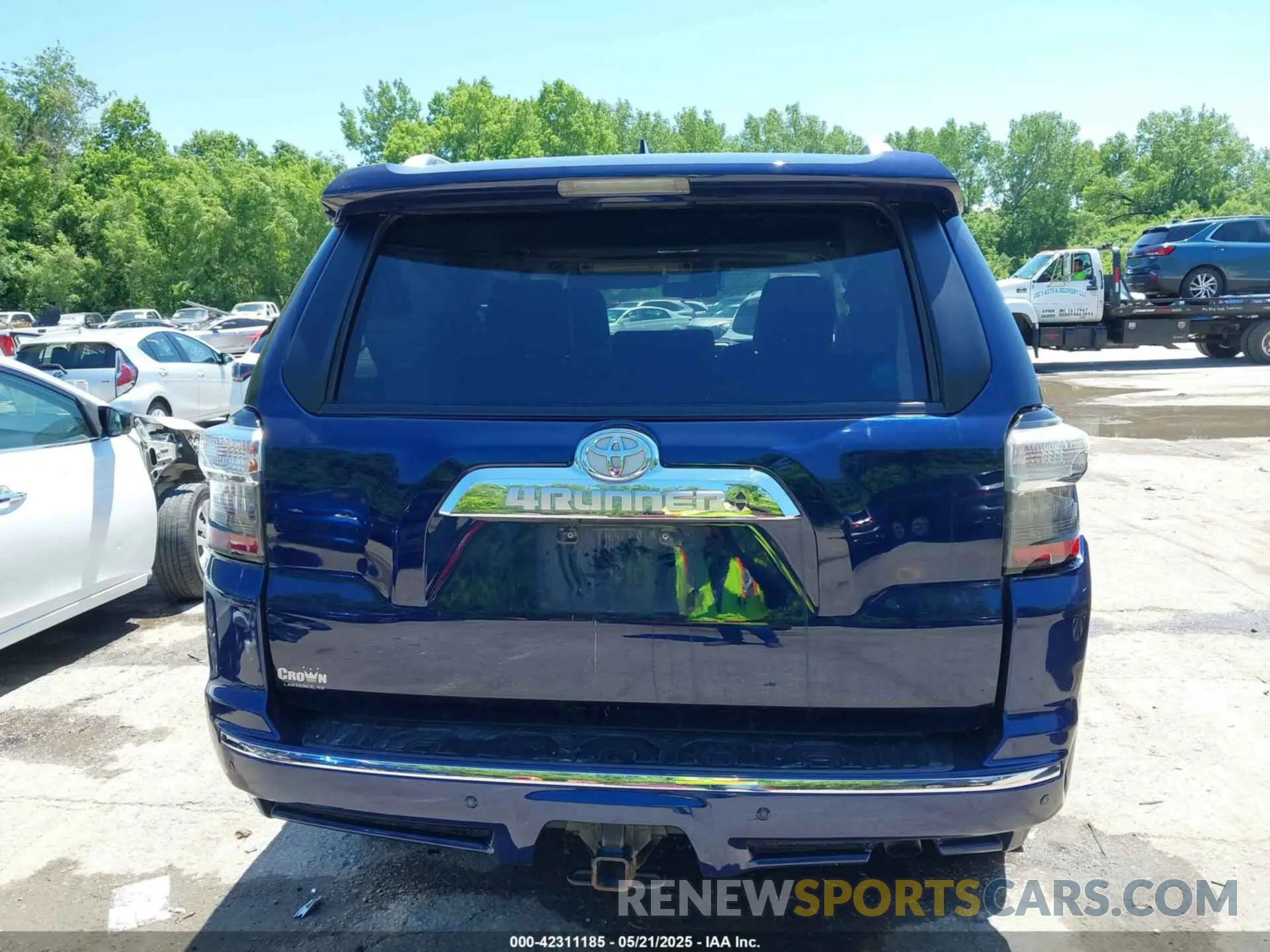 17 Photograph of a damaged car JTEKU5JR8N5983832 TOYOTA 4RUNNER 2022