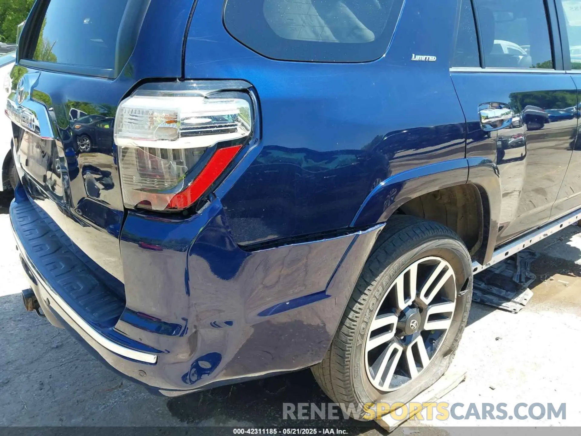 21 Photograph of a damaged car JTEKU5JR8N5983832 TOYOTA 4RUNNER 2022
