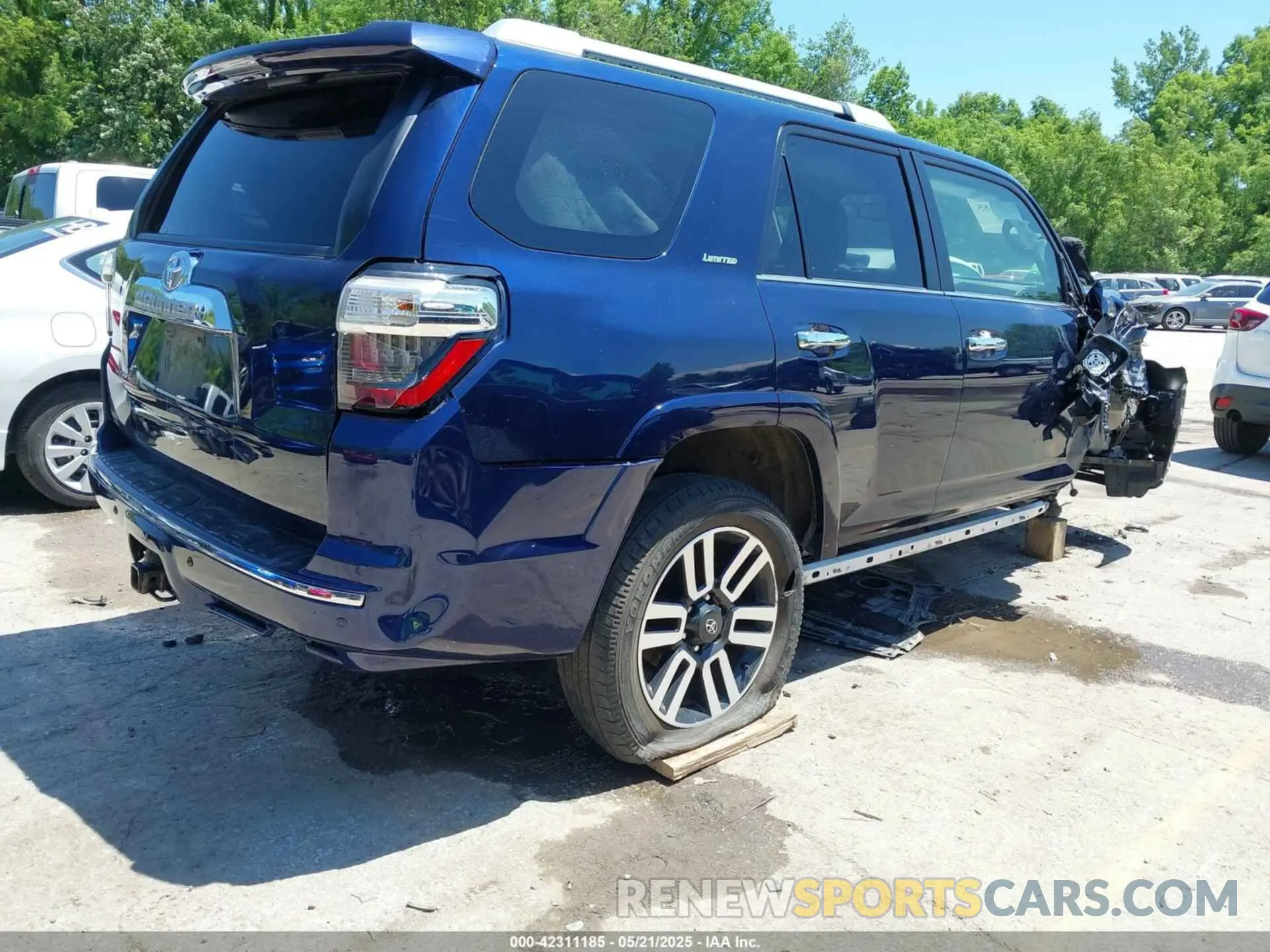 4 Photograph of a damaged car JTEKU5JR8N5983832 TOYOTA 4RUNNER 2022