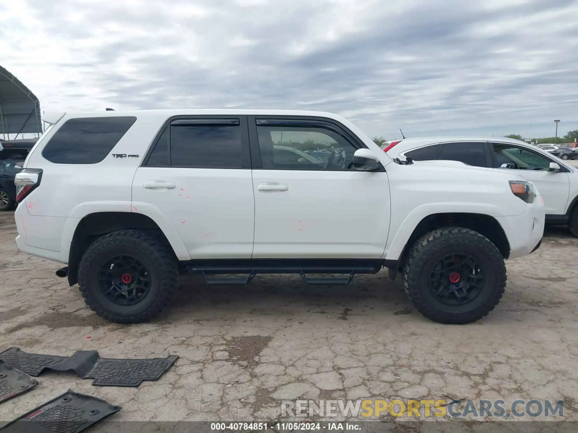 13 Photograph of a damaged car JTELU5JR6N6086622 TOYOTA 4RUNNER 2022