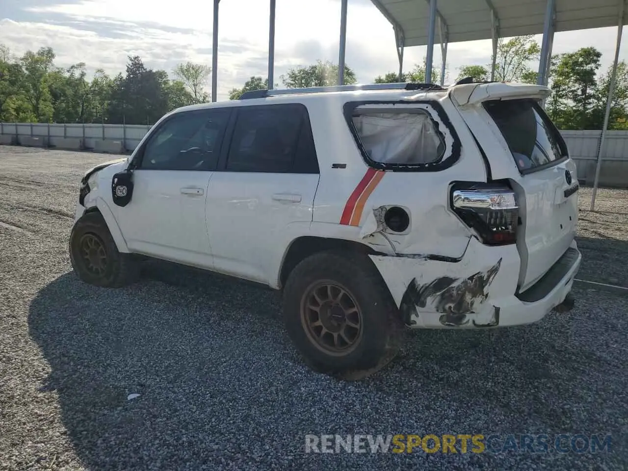 2 Photograph of a damaged car JTEMU5JR0N6009135 TOYOTA 4RUNNER 2022