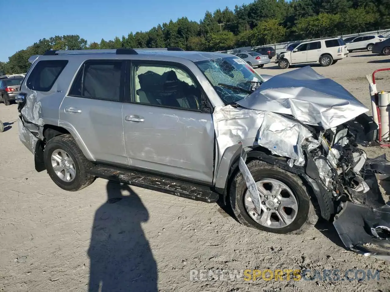 4 Photograph of a damaged car JTEMU5JR0N6063230 TOYOTA 4RUNNER 2022