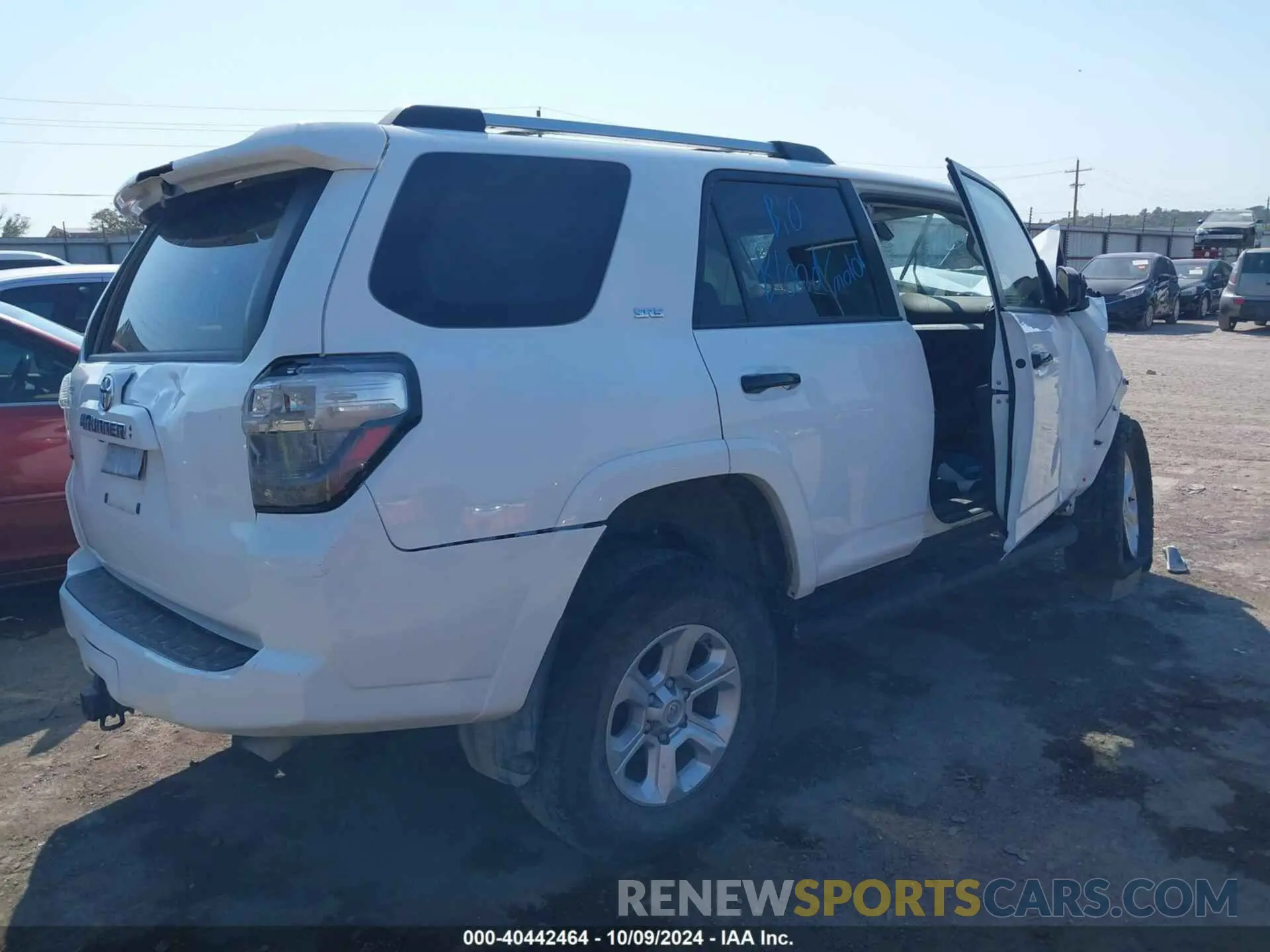4 Photograph of a damaged car JTEMU5JR2N5981616 TOYOTA 4RUNNER 2022
