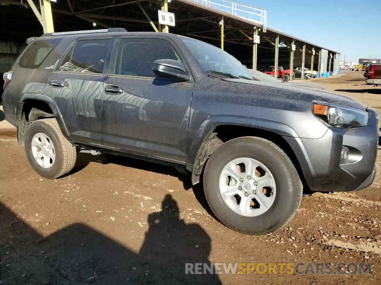 4 Photograph of a damaged car JTEMU5JR9N6053358 TOYOTA 4RUNNER 2022