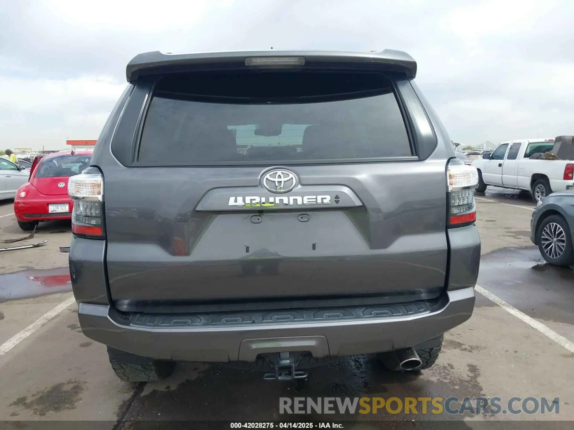 17 Photograph of a damaged car JTEMU5JR9N6069284 TOYOTA 4RUNNER 2022