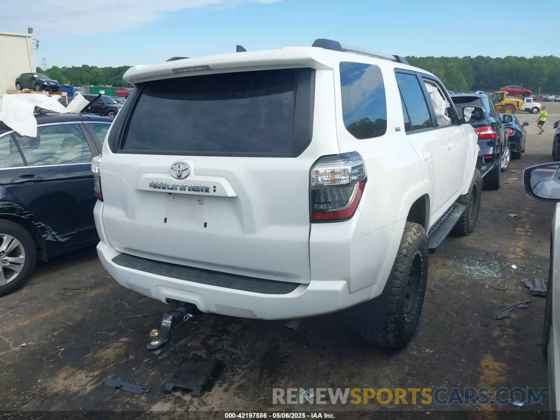 4 Photograph of a damaged car JTEMU5JRXN6034091 TOYOTA 4RUNNER 2022