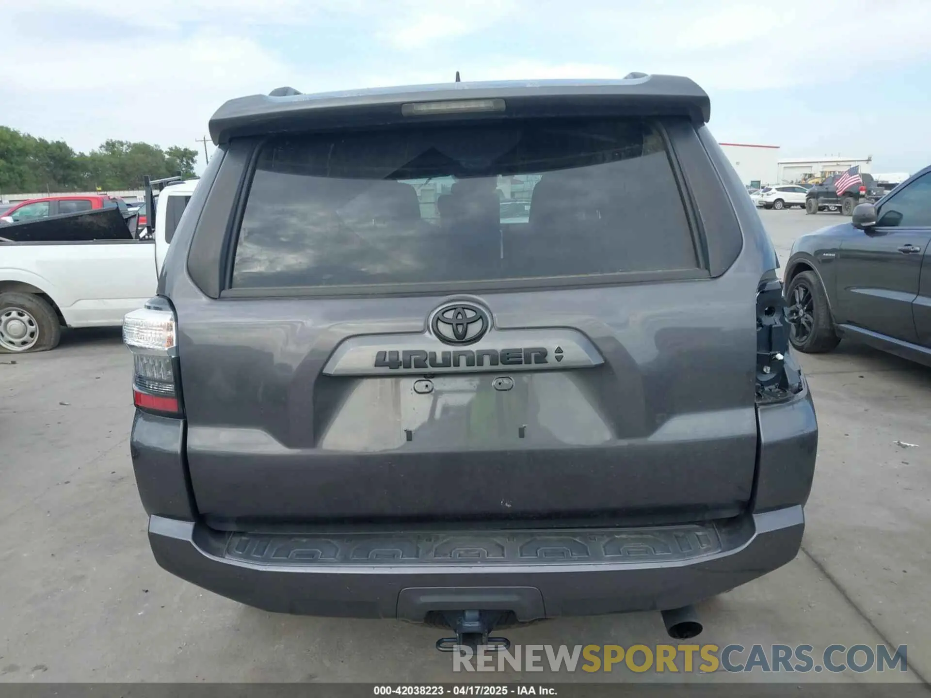 17 Photograph of a damaged car JTENU5JR0N6034346 TOYOTA 4RUNNER 2022