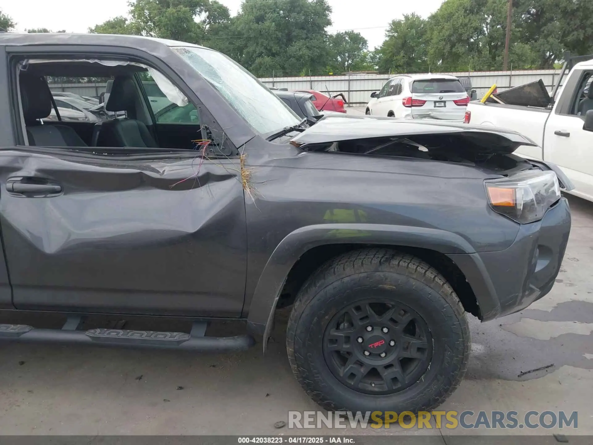 19 Photograph of a damaged car JTENU5JR0N6034346 TOYOTA 4RUNNER 2022