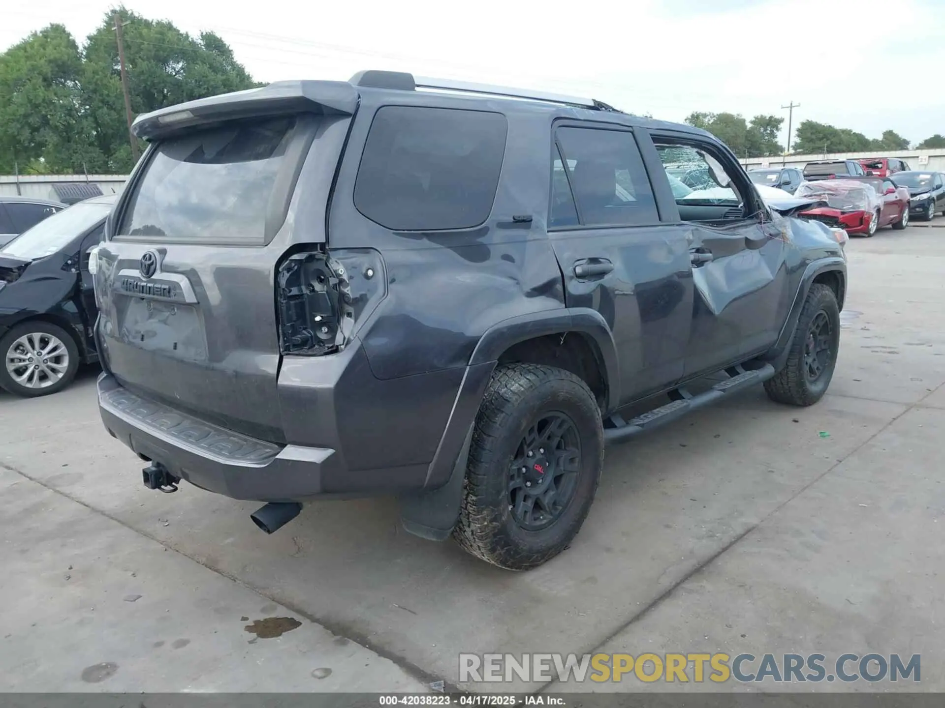 4 Photograph of a damaged car JTENU5JR0N6034346 TOYOTA 4RUNNER 2022
