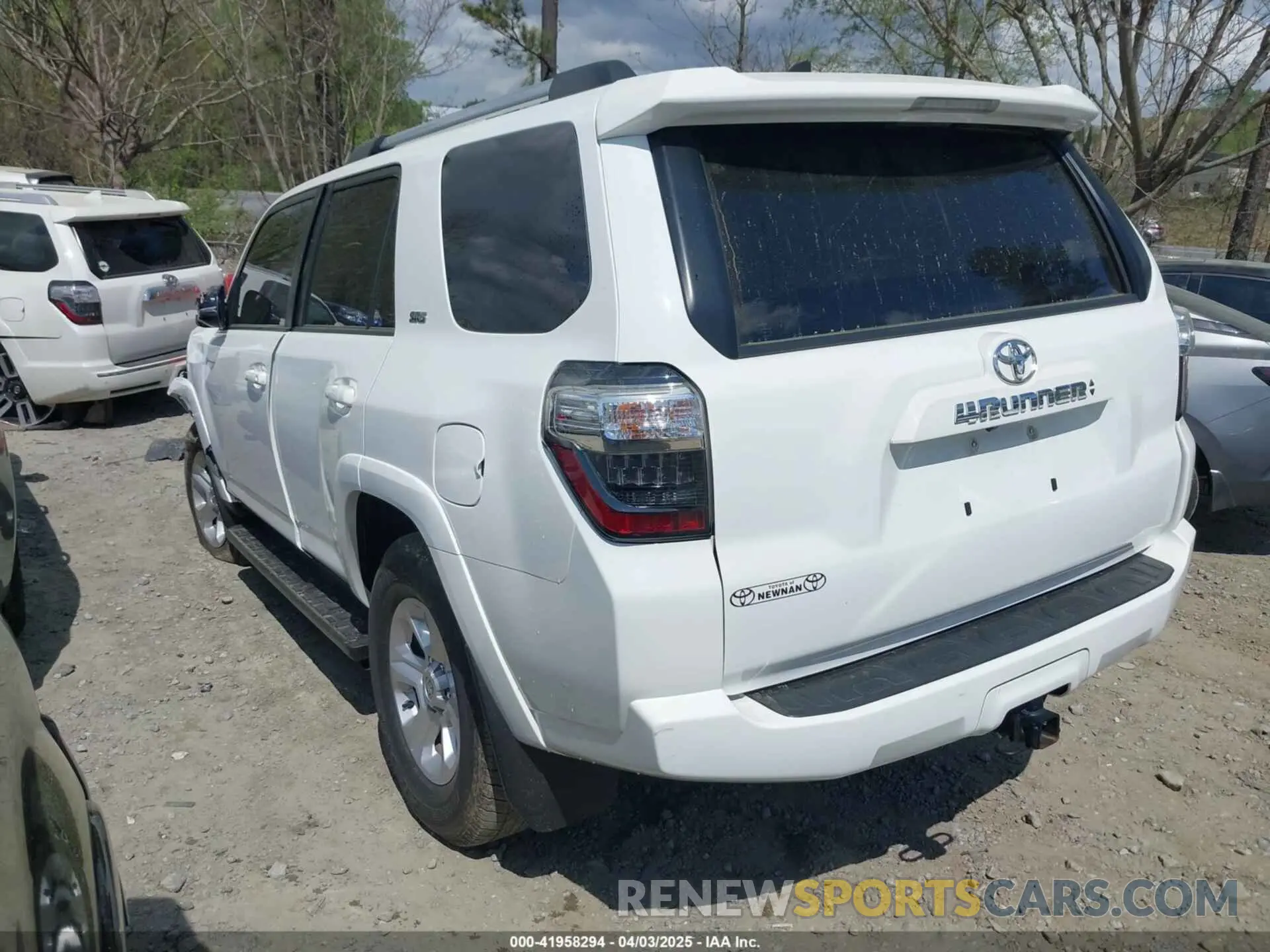 3 Photograph of a damaged car JTENU5JR0N6062017 TOYOTA 4RUNNER 2022