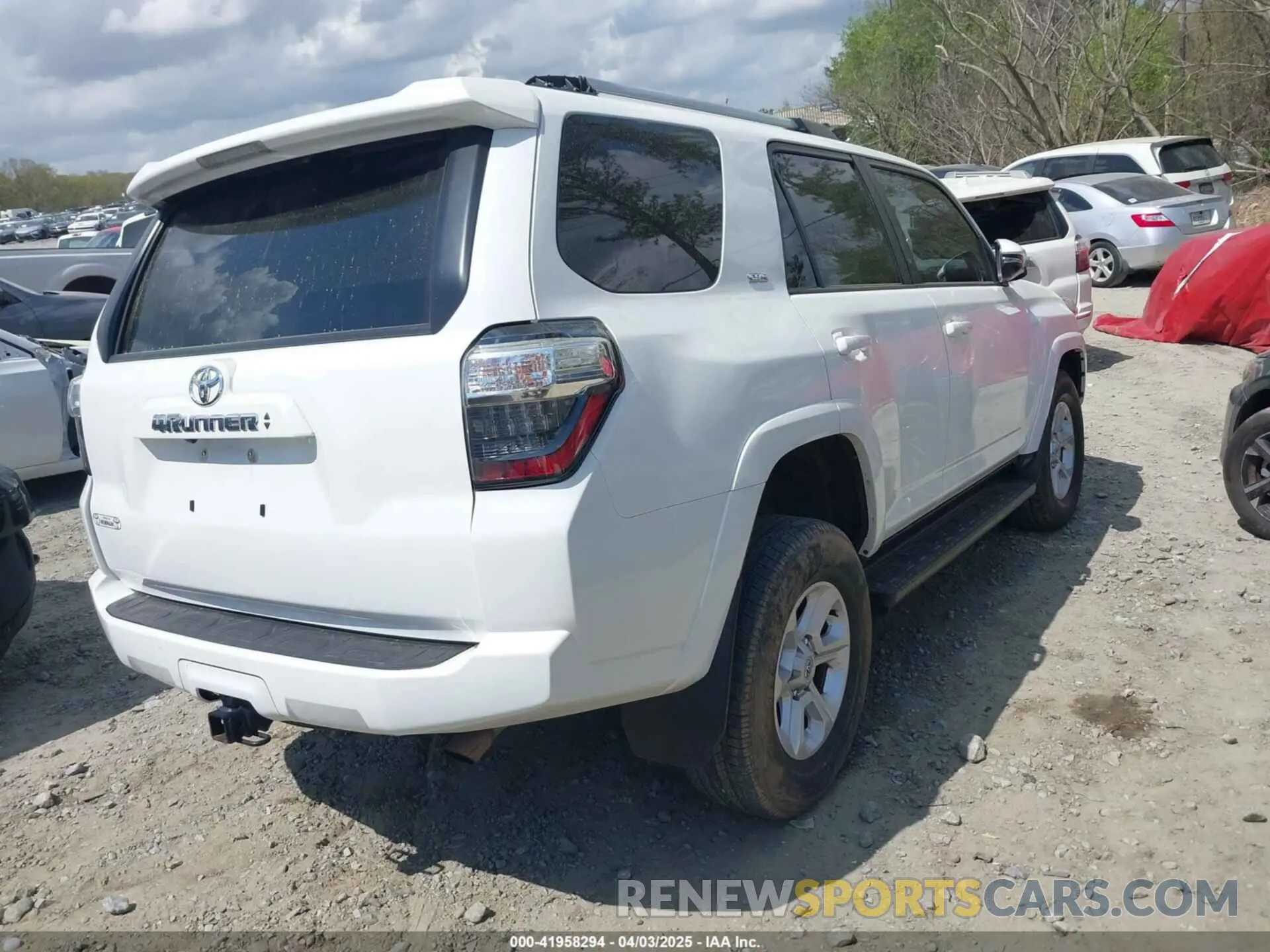 4 Photograph of a damaged car JTENU5JR0N6062017 TOYOTA 4RUNNER 2022