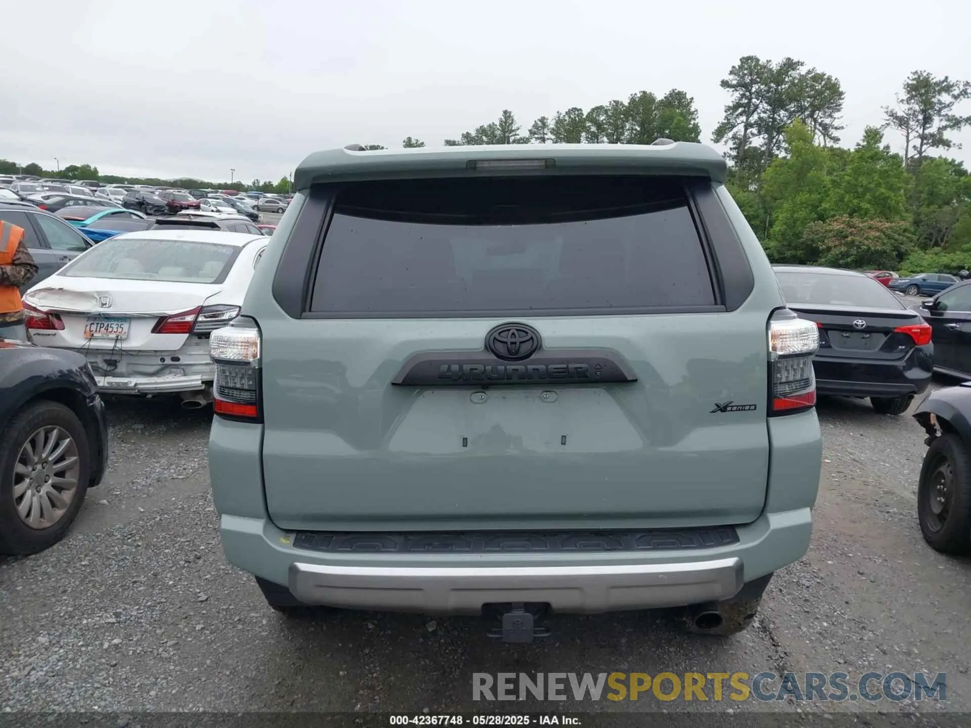 16 Photograph of a damaged car JTEPU5JR0N6047798 TOYOTA 4RUNNER 2022