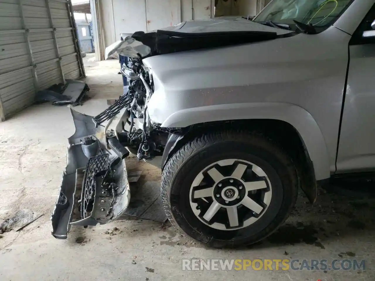 9 Photograph of a damaged car JTEPU5JR1N5977344 TOYOTA 4RUNNER 2022