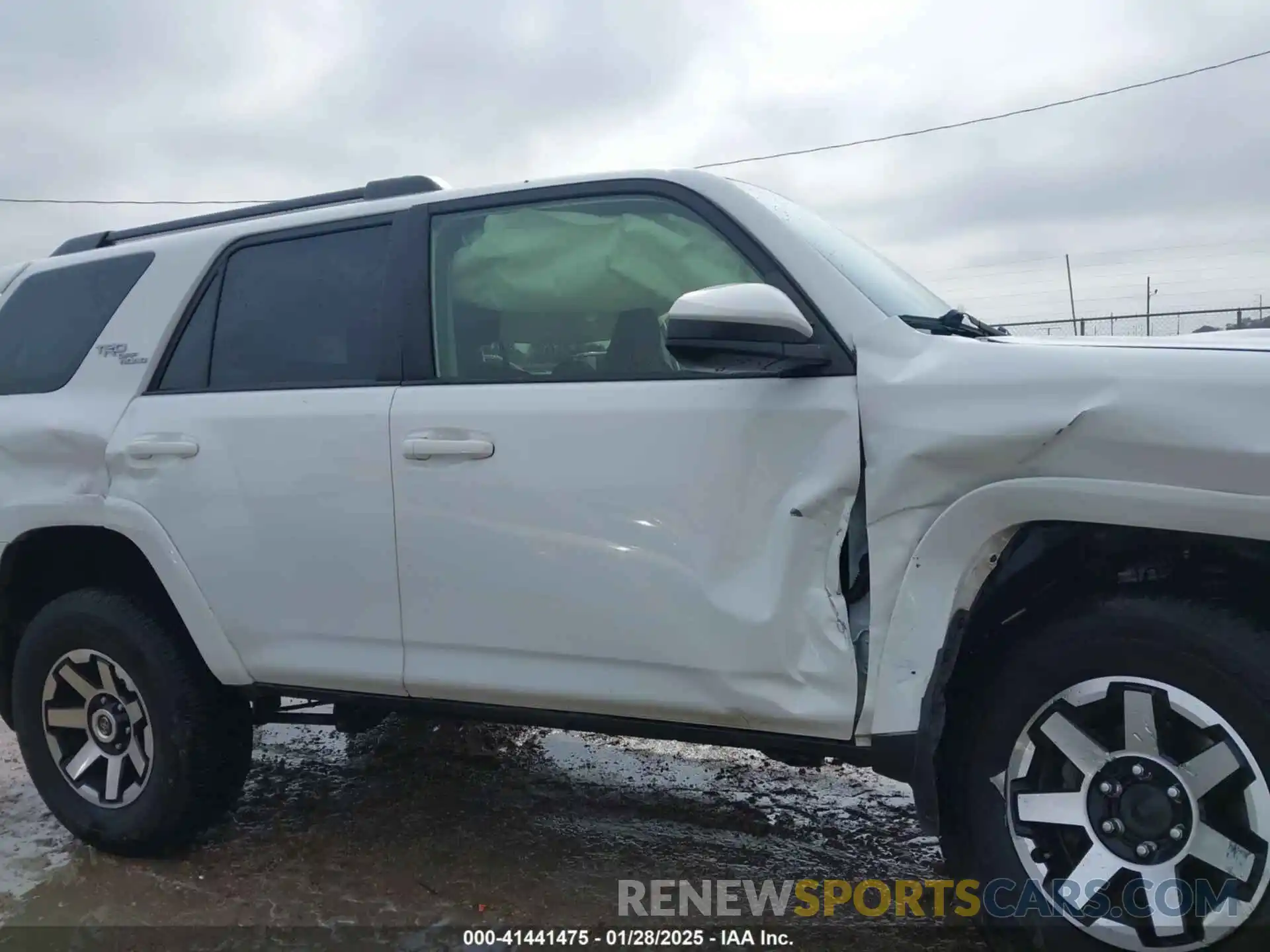 13 Photograph of a damaged car JTEPU5JR2N5978258 TOYOTA 4RUNNER 2022