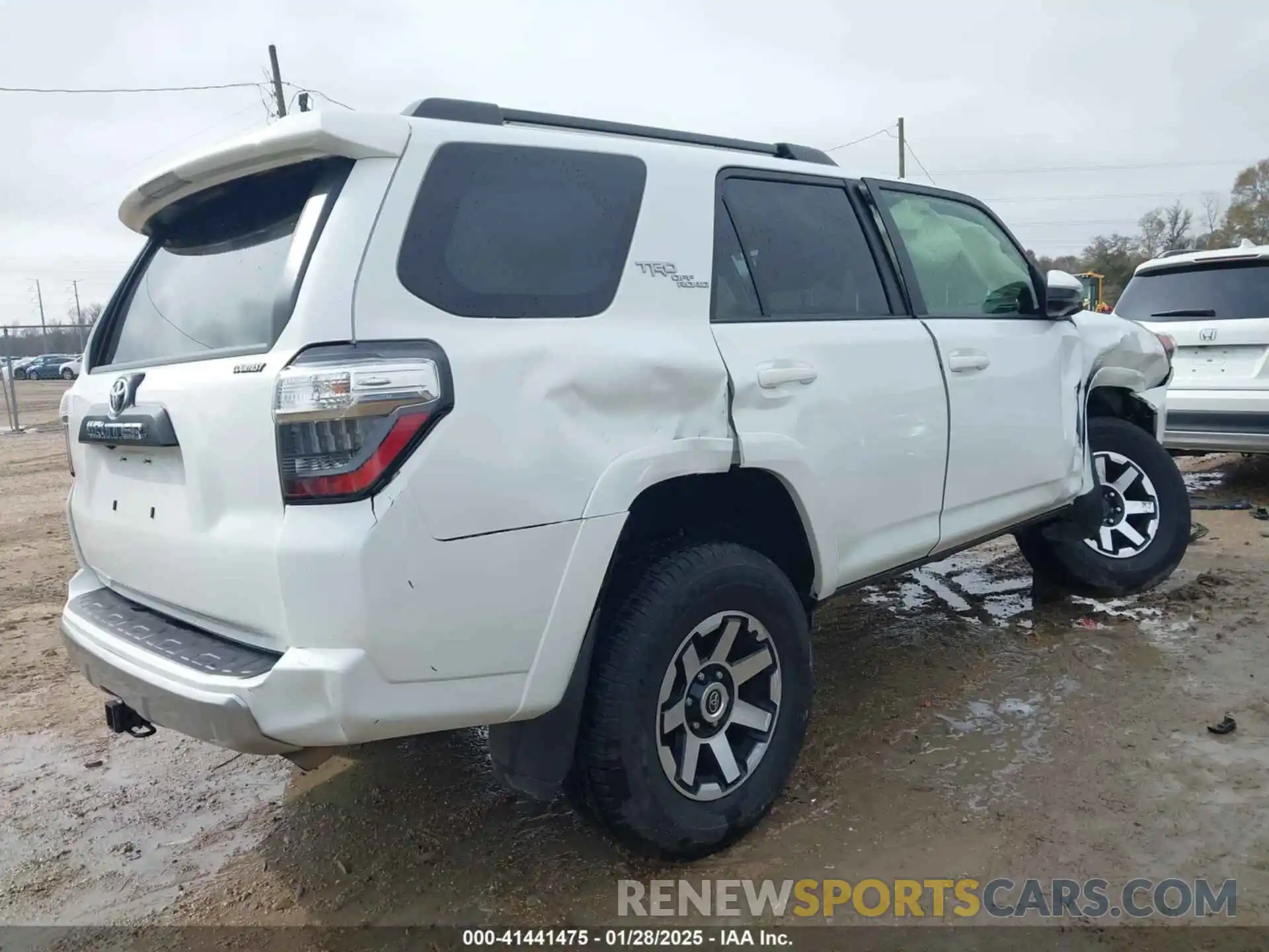 4 Photograph of a damaged car JTEPU5JR2N5978258 TOYOTA 4RUNNER 2022