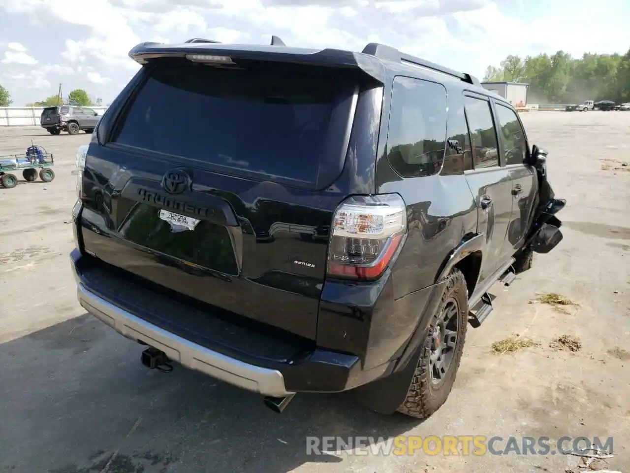 4 Photograph of a damaged car JTERU5JR0N6046370 TOYOTA 4RUNNER 2022