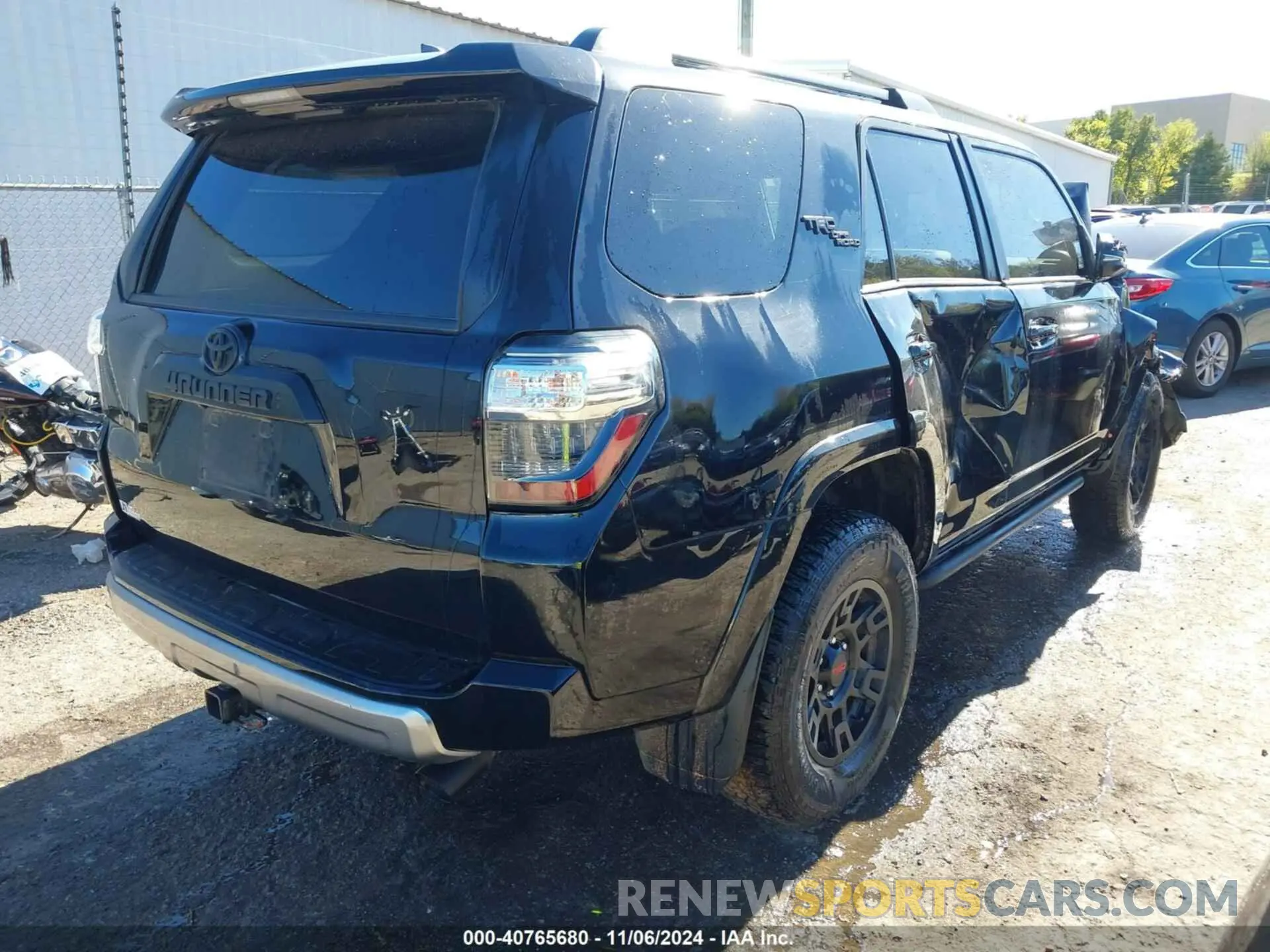 4 Photograph of a damaged car JTERU5JR1N6043333 TOYOTA 4RUNNER 2022