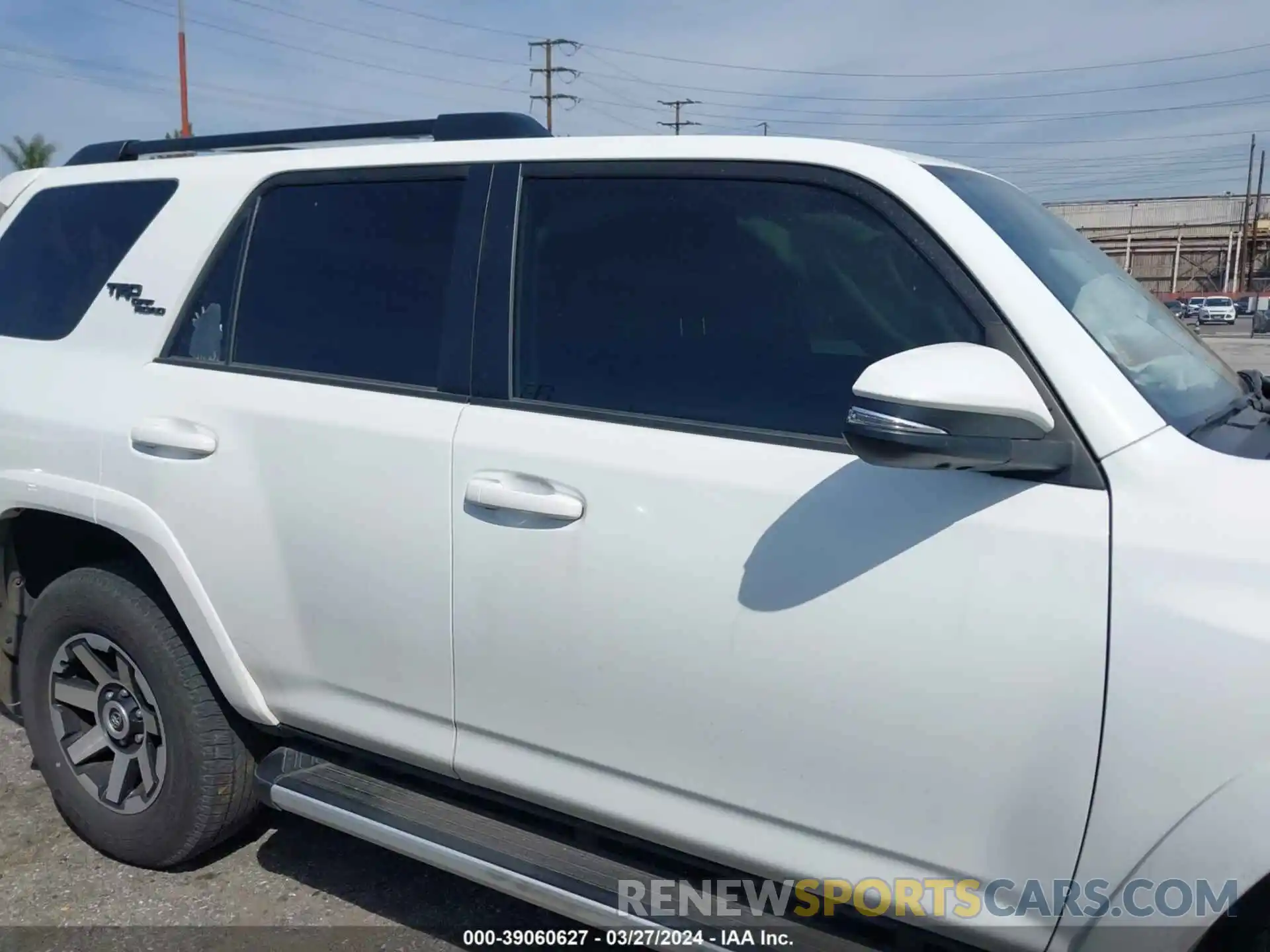 13 Photograph of a damaged car JTERU5JR1N6078406 TOYOTA 4RUNNER 2022