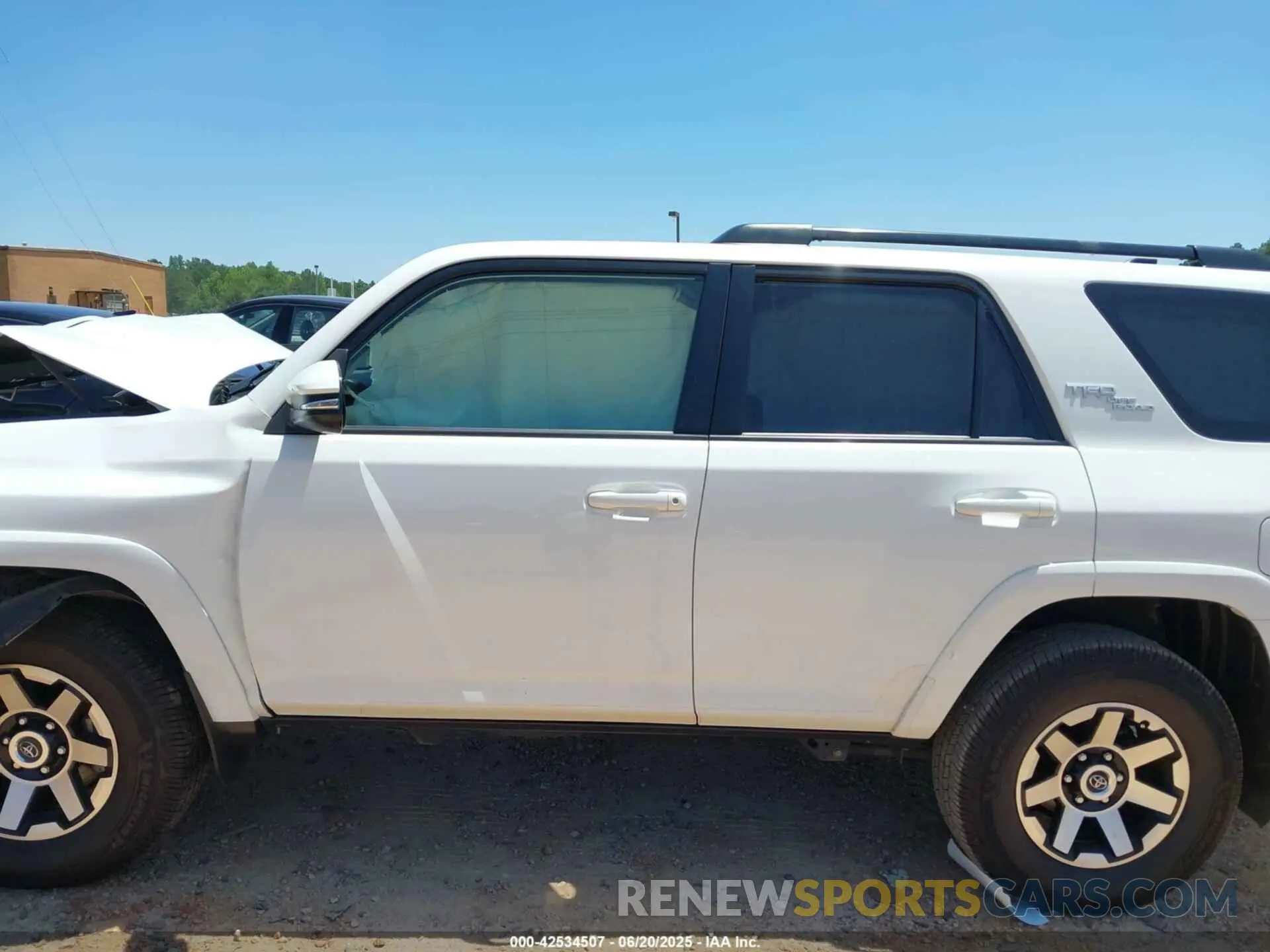 14 Photograph of a damaged car JTERU5JR4N6033301 TOYOTA 4RUNNER 2022