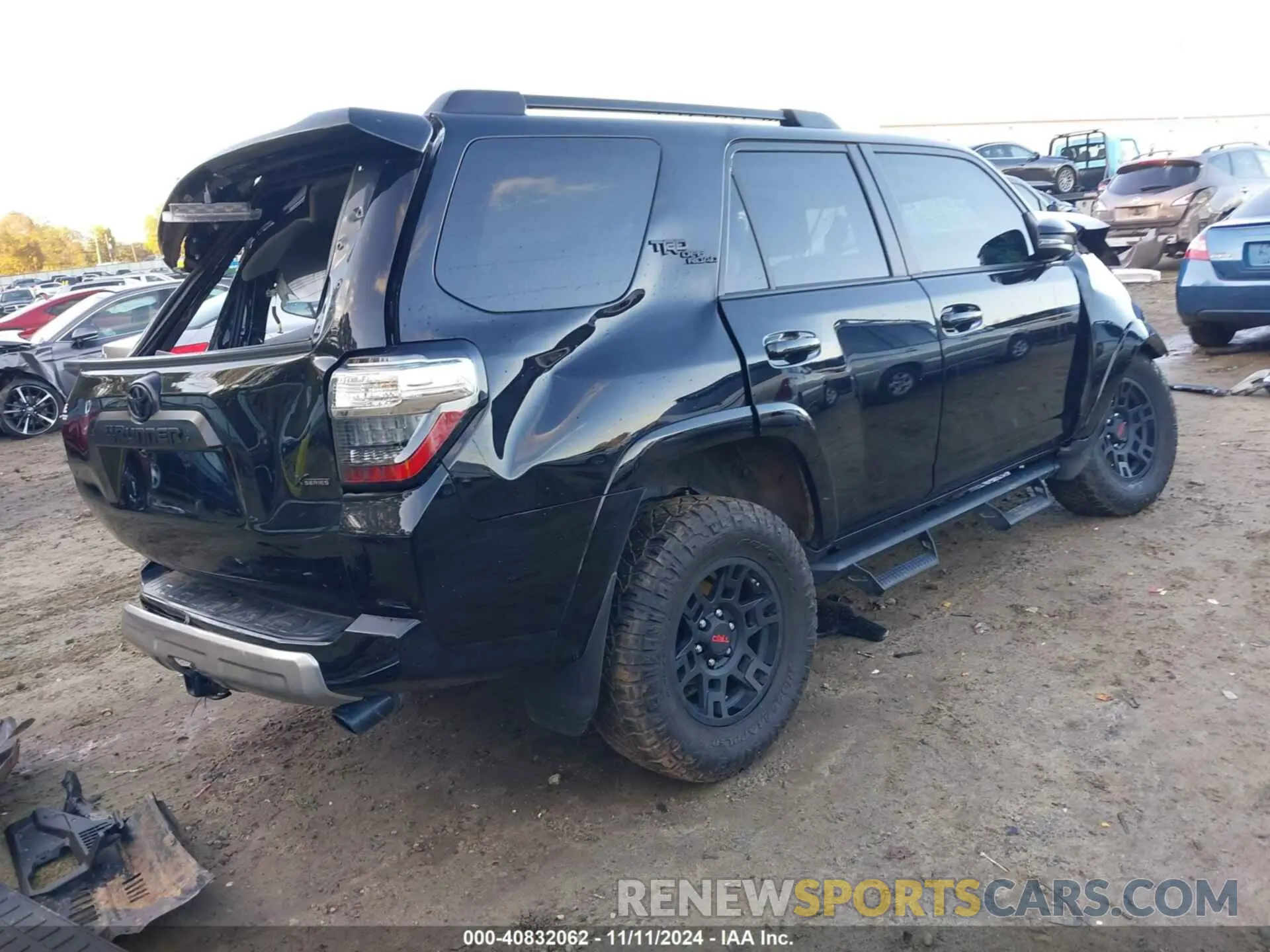 4 Photograph of a damaged car JTERU5JR6N6031405 TOYOTA 4RUNNER 2022