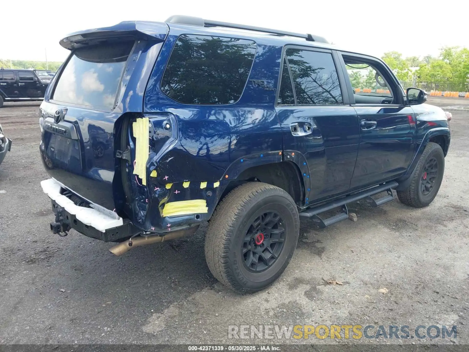 4 Photograph of a damaged car JTERU5JR7N6037617 TOYOTA 4RUNNER 2022