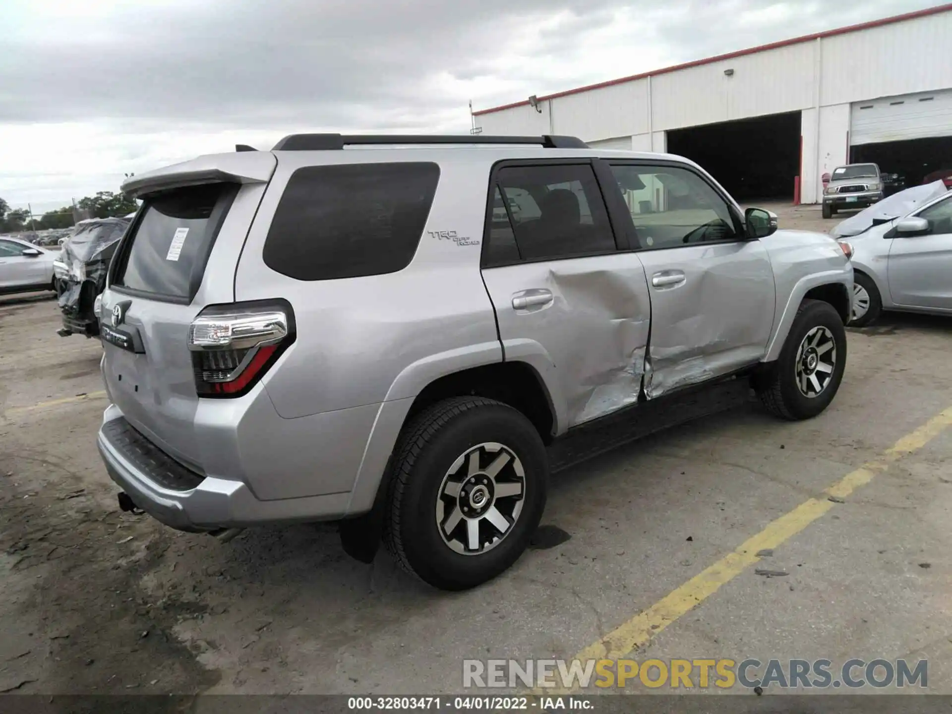 4 Photograph of a damaged car JTERU5JR9N6023833 TOYOTA 4RUNNER 2022