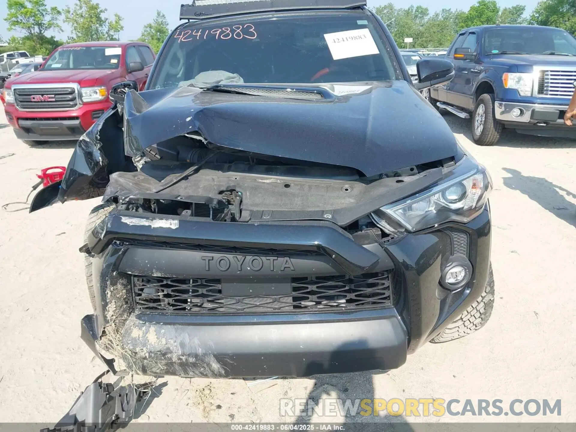12 Photograph of a damaged car JTERU5JR9N6060896 TOYOTA 4RUNNER 2022