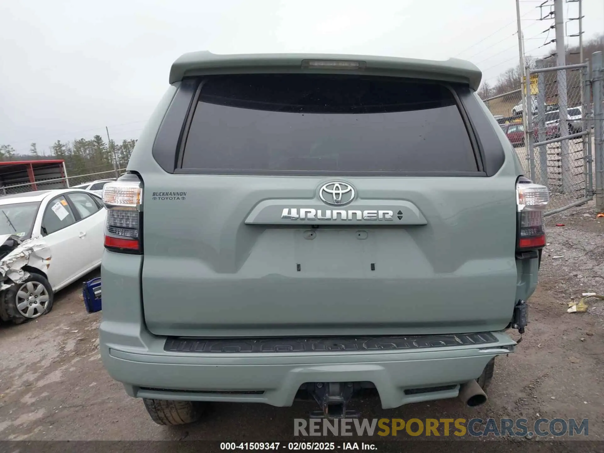 17 Photograph of a damaged car JTESU5JR7N6006868 TOYOTA 4RUNNER 2022