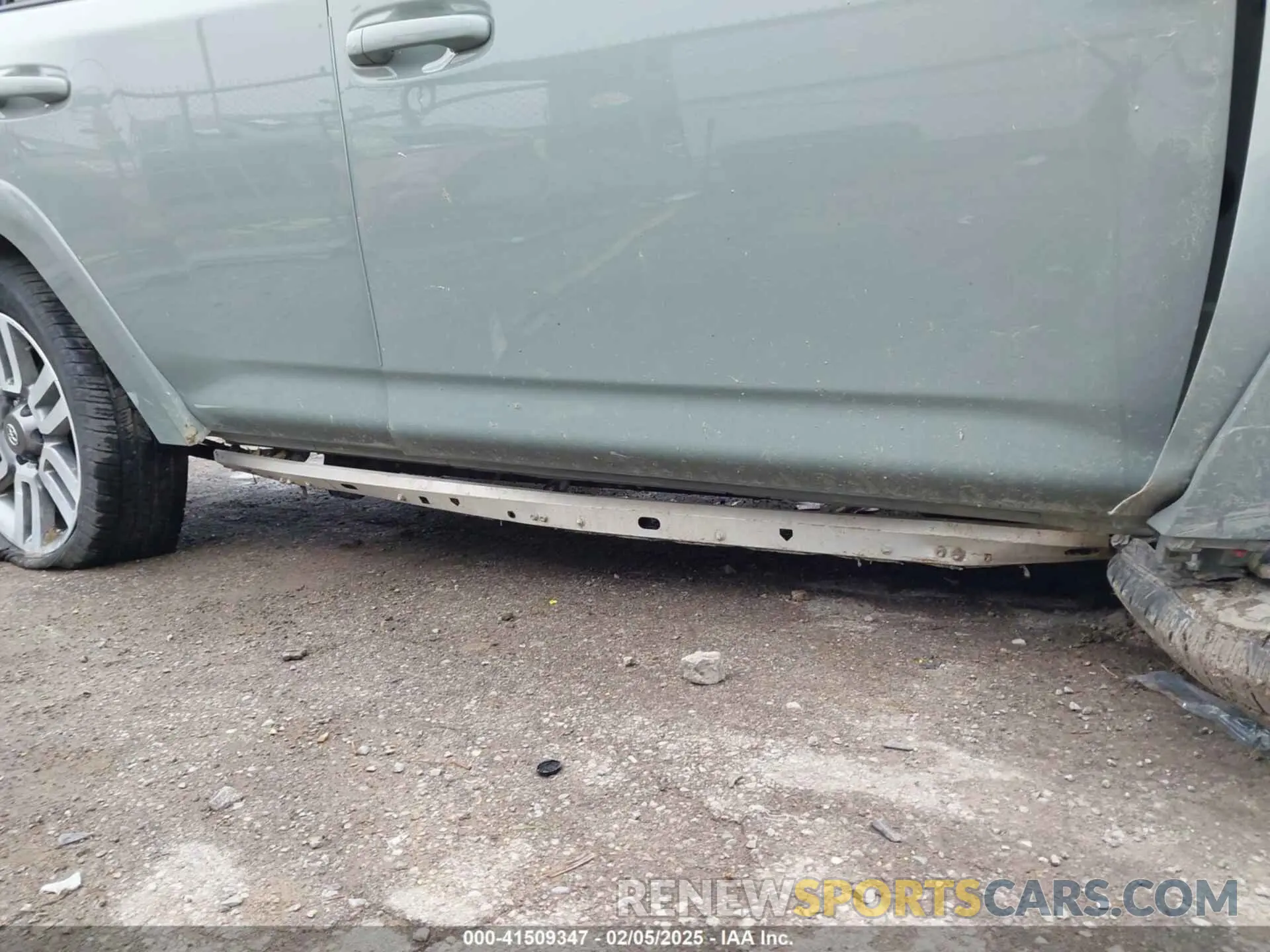 22 Photograph of a damaged car JTESU5JR7N6006868 TOYOTA 4RUNNER 2022