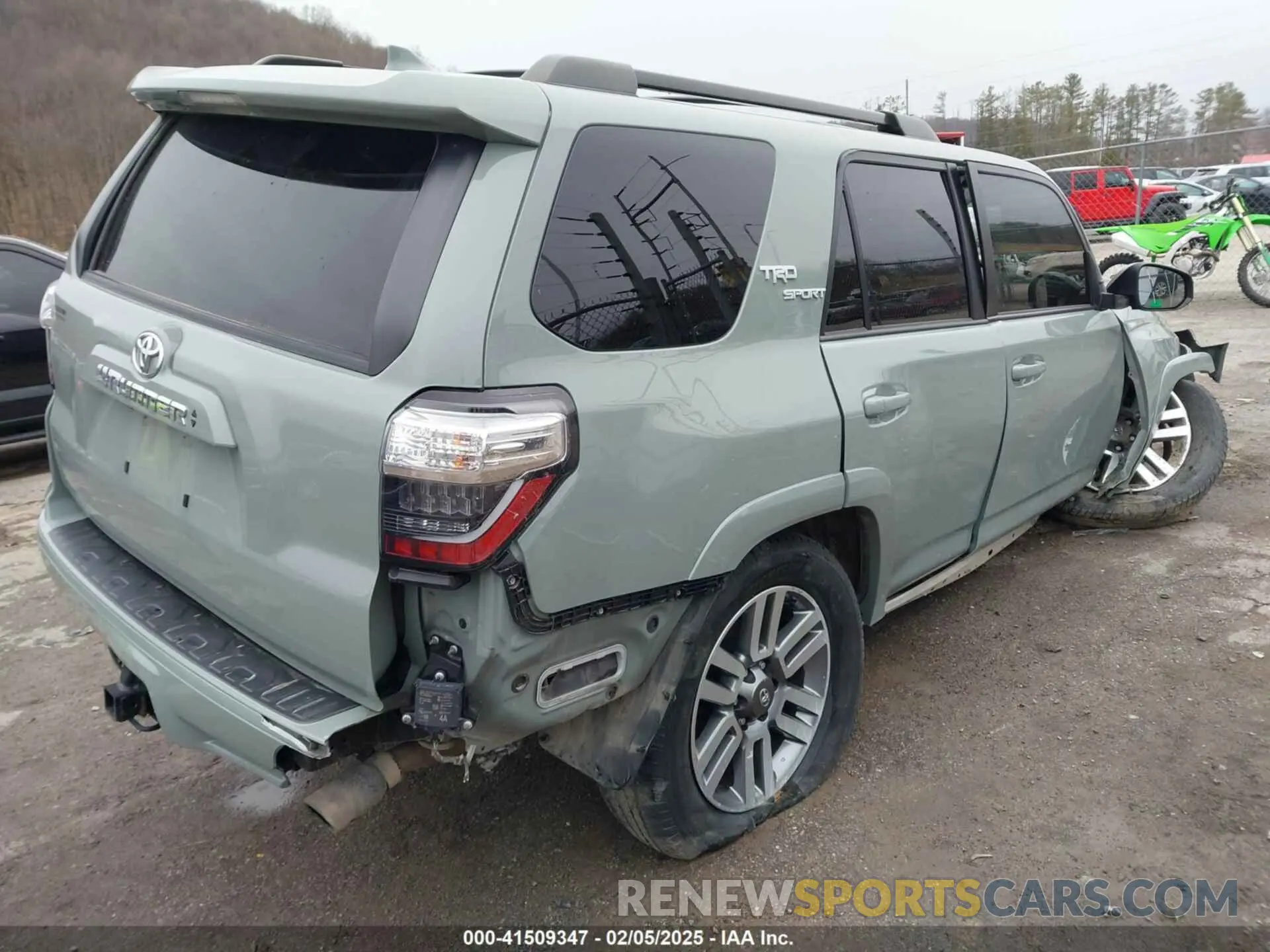 4 Photograph of a damaged car JTESU5JR7N6006868 TOYOTA 4RUNNER 2022