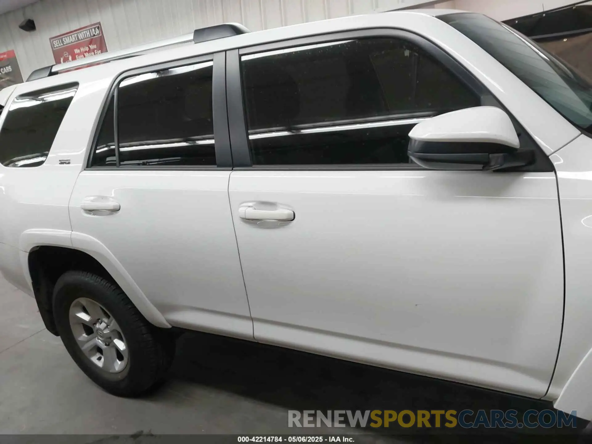 13 Photograph of a damaged car JTEEU5JR0P5283318 TOYOTA 4RUNNER 2023
