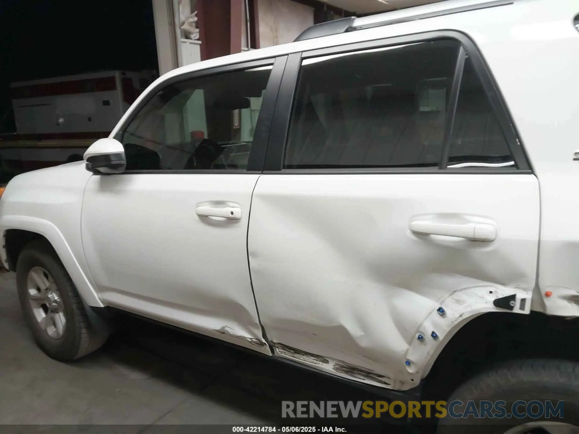 14 Photograph of a damaged car JTEEU5JR0P5283318 TOYOTA 4RUNNER 2023
