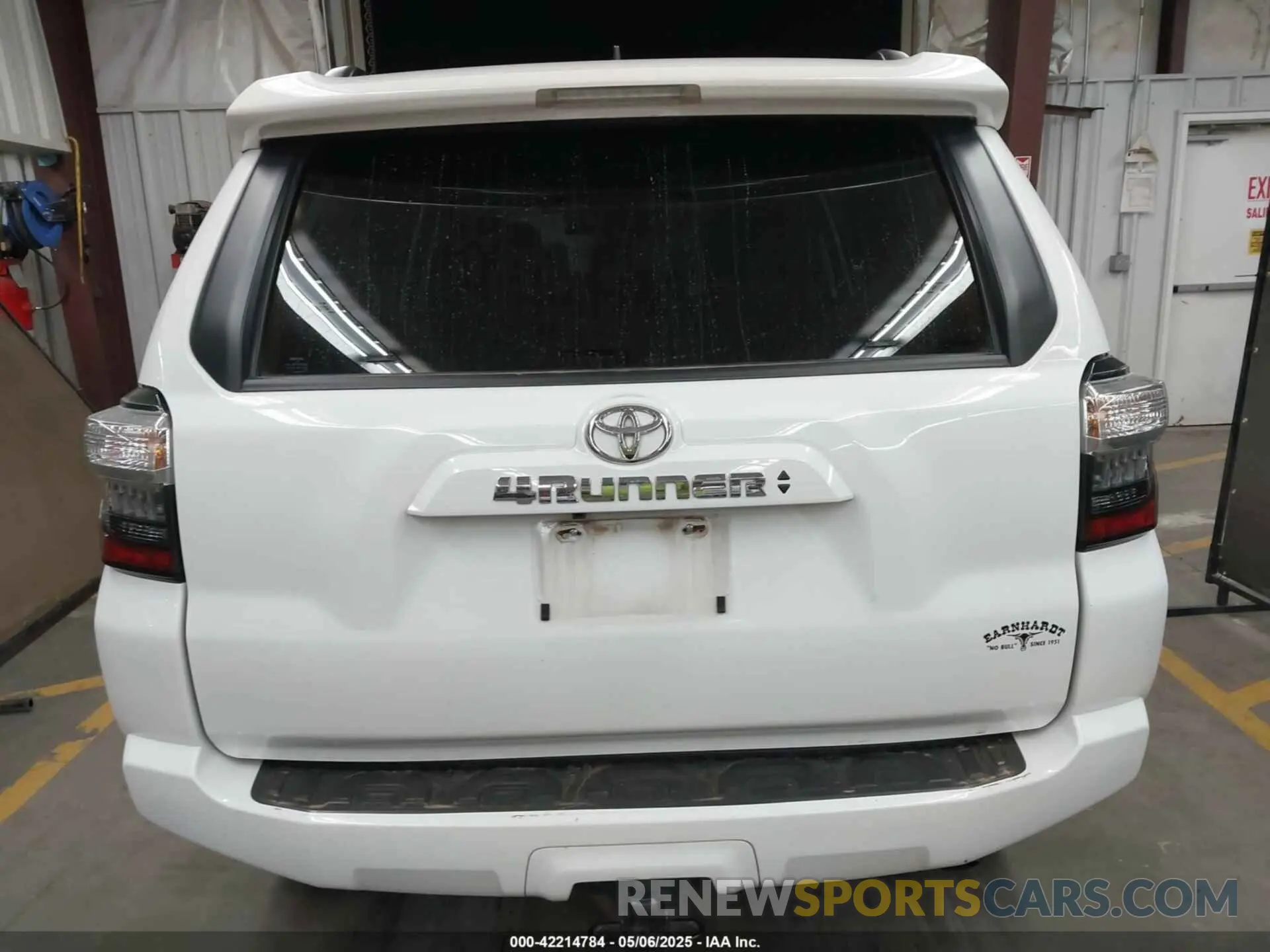 16 Photograph of a damaged car JTEEU5JR0P5283318 TOYOTA 4RUNNER 2023