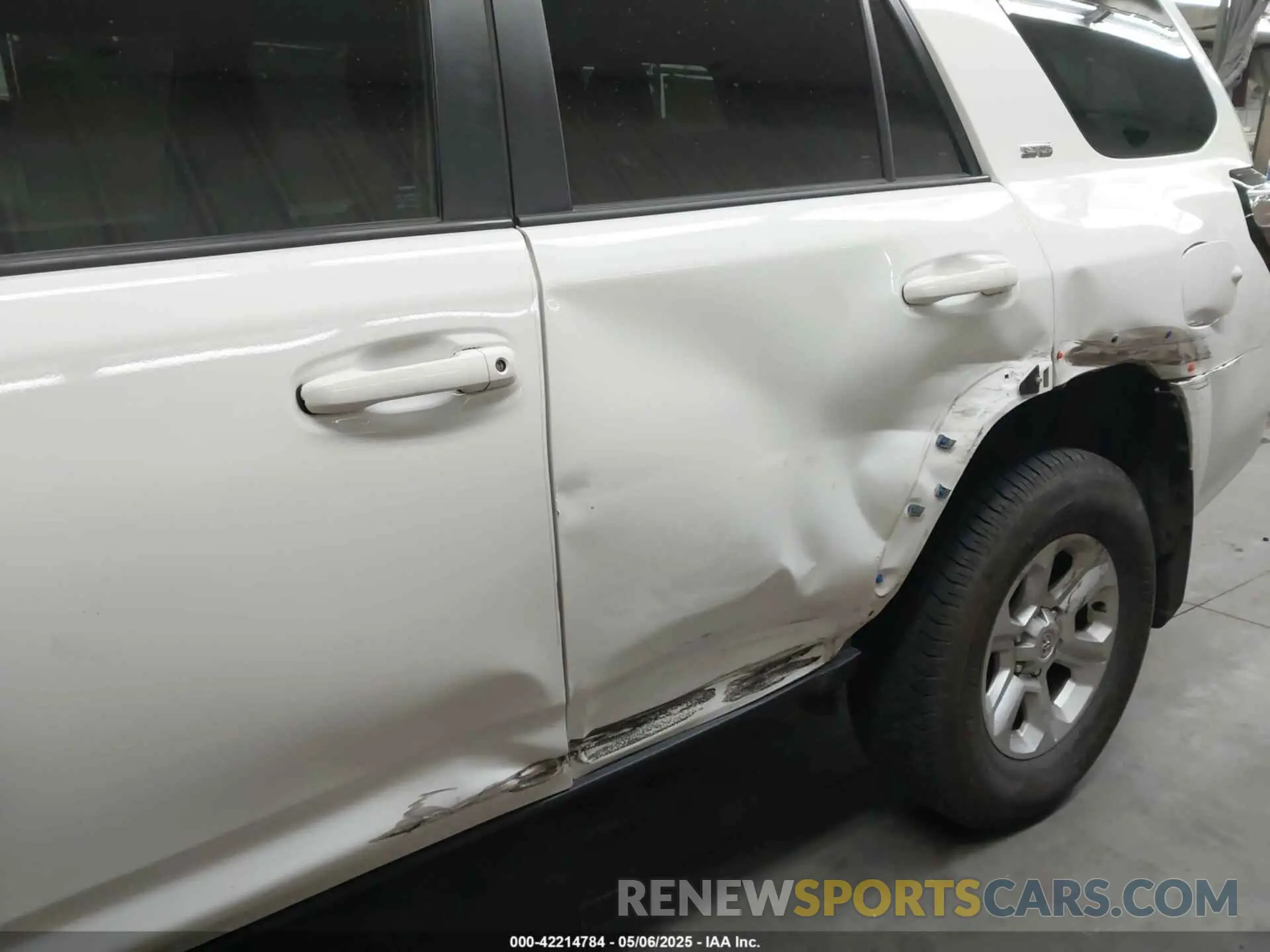 6 Photograph of a damaged car JTEEU5JR0P5283318 TOYOTA 4RUNNER 2023