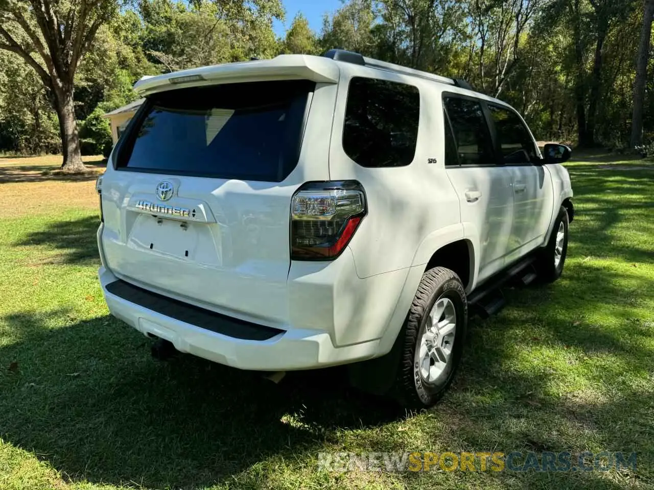 4 Photograph of a damaged car JTEEU5JR6P5279757 TOYOTA 4RUNNER 2023