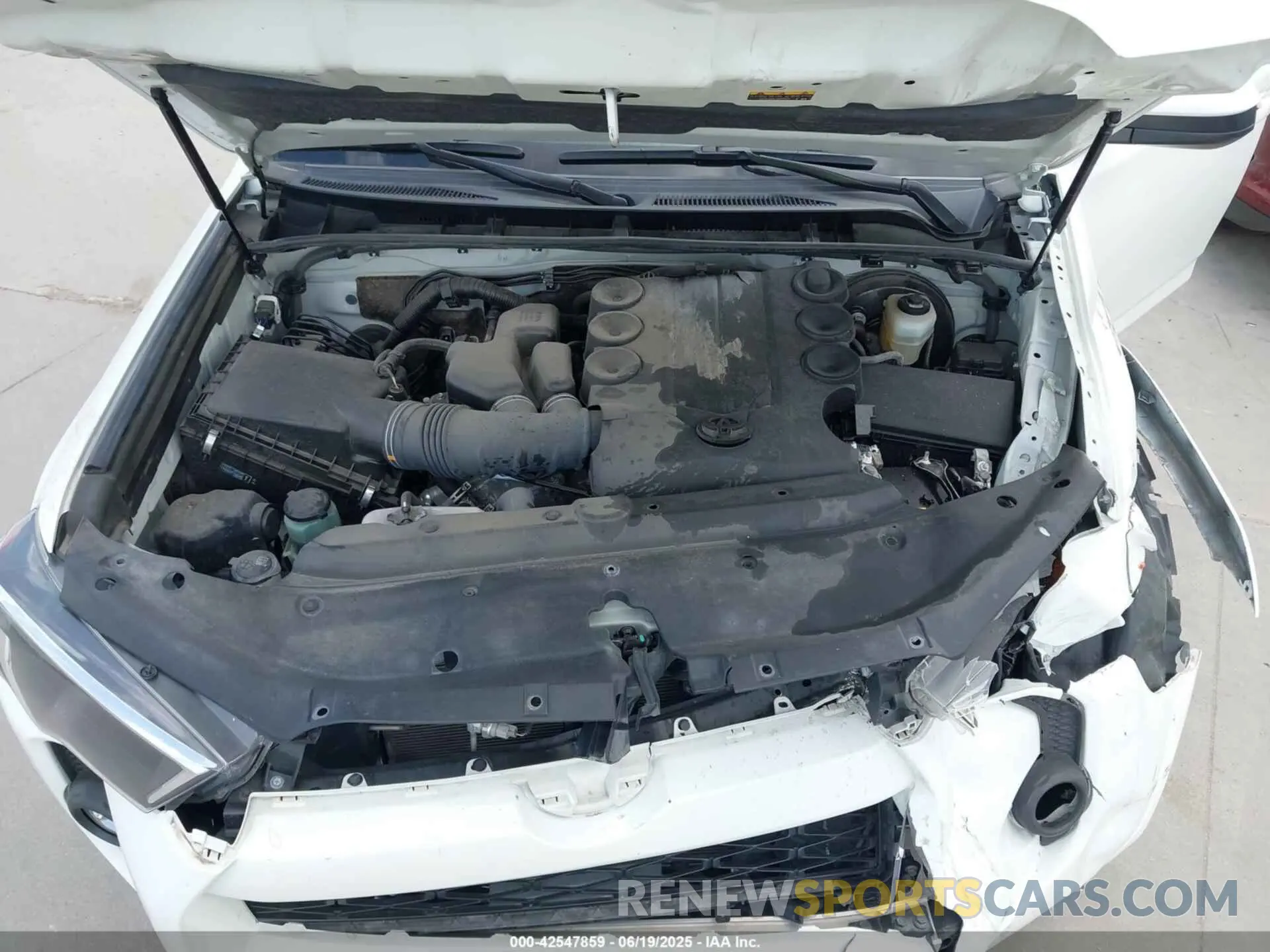10 Photograph of a damaged car JTEEU5JRXP5281950 TOYOTA 4RUNNER 2023