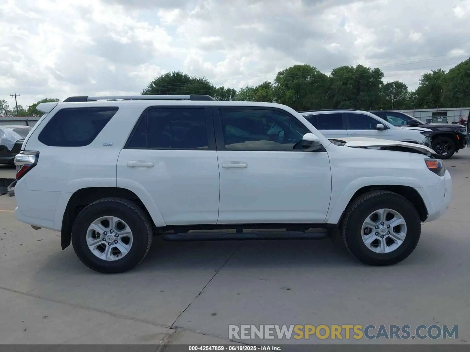 13 Photograph of a damaged car JTEEU5JRXP5281950 TOYOTA 4RUNNER 2023
