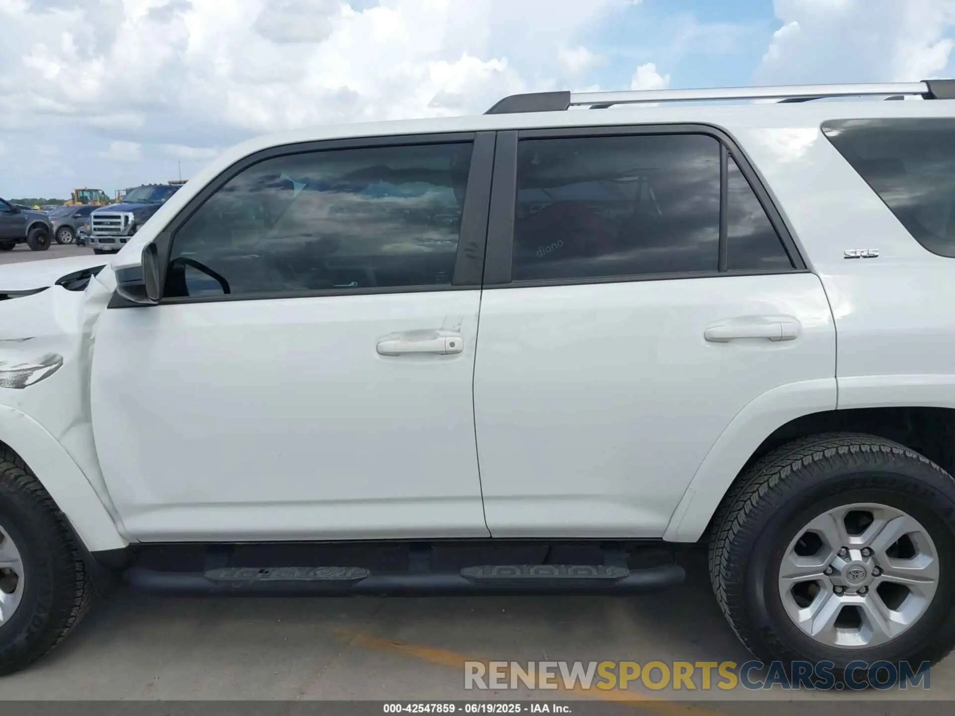 14 Photograph of a damaged car JTEEU5JRXP5281950 TOYOTA 4RUNNER 2023
