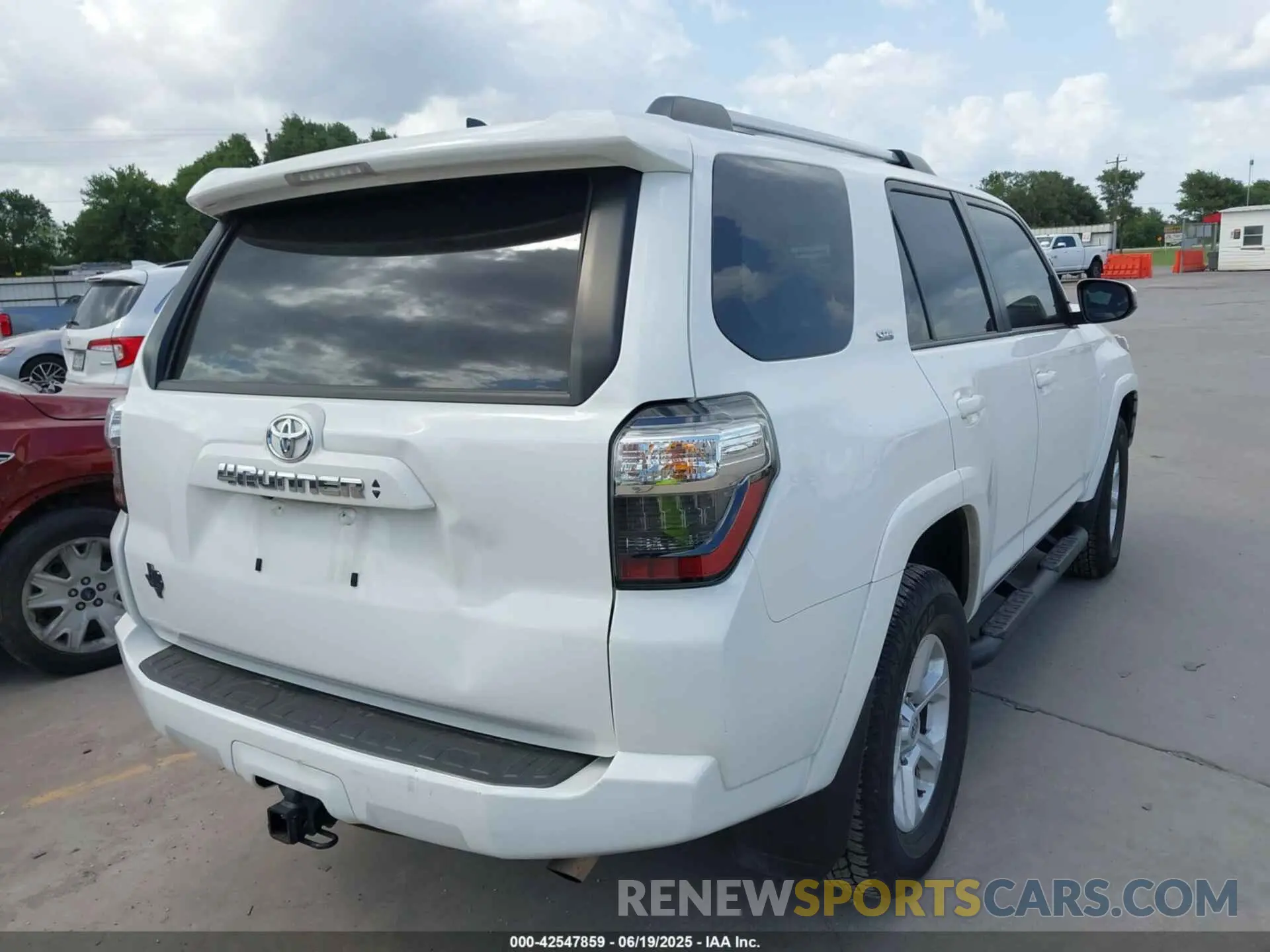 4 Photograph of a damaged car JTEEU5JRXP5281950 TOYOTA 4RUNNER 2023