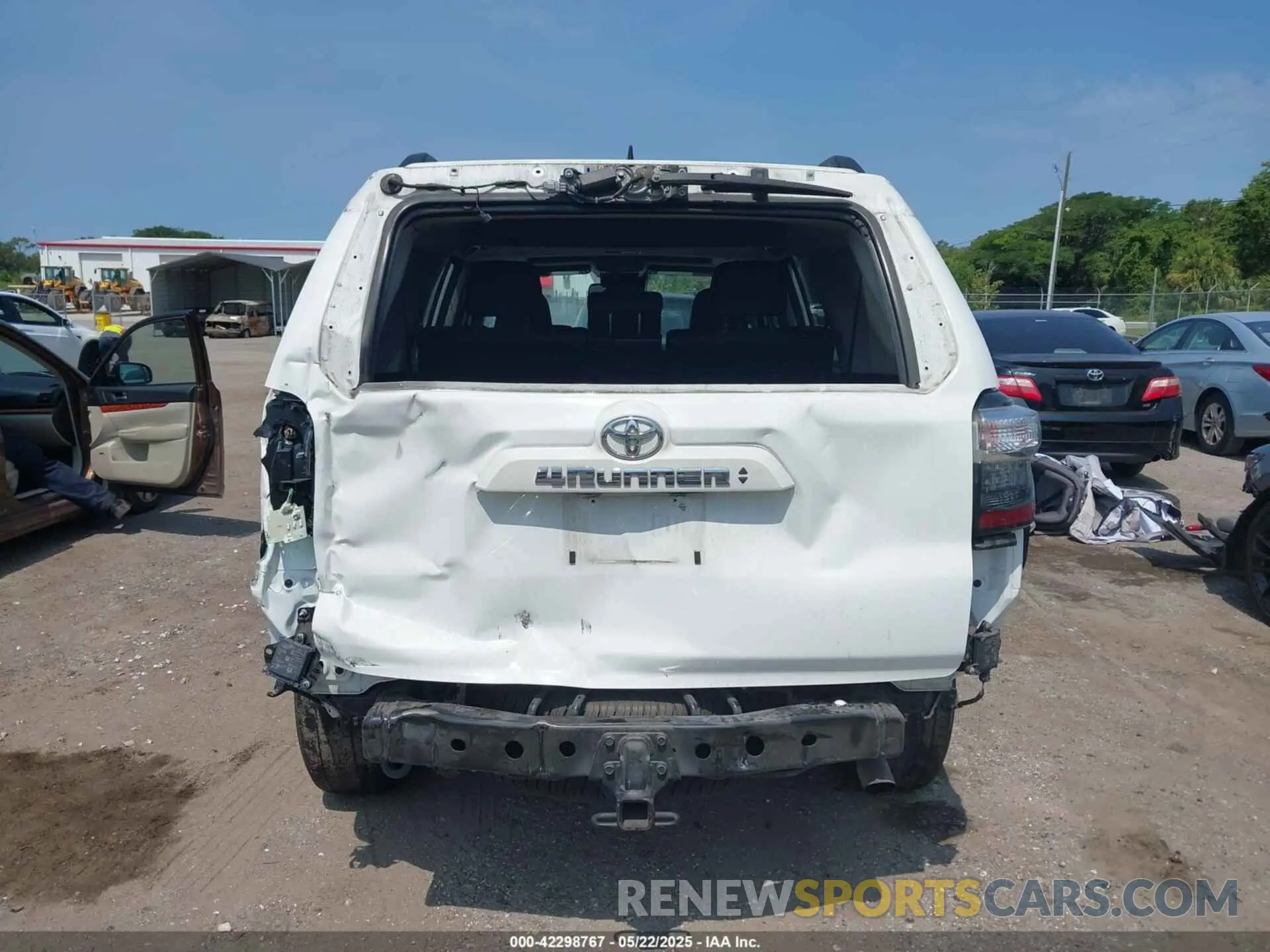 16 Photograph of a damaged car JTEFU5JR3P5294222 TOYOTA 4RUNNER 2023