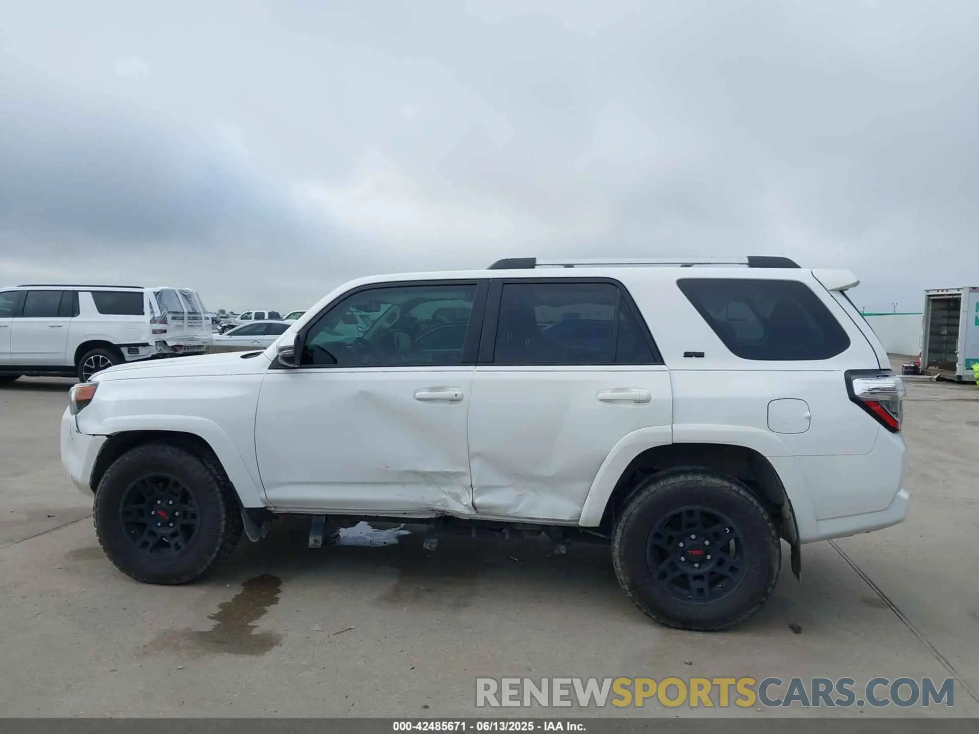 15 Photograph of a damaged car JTEFU5JR4P5280720 TOYOTA 4RUNNER 2023