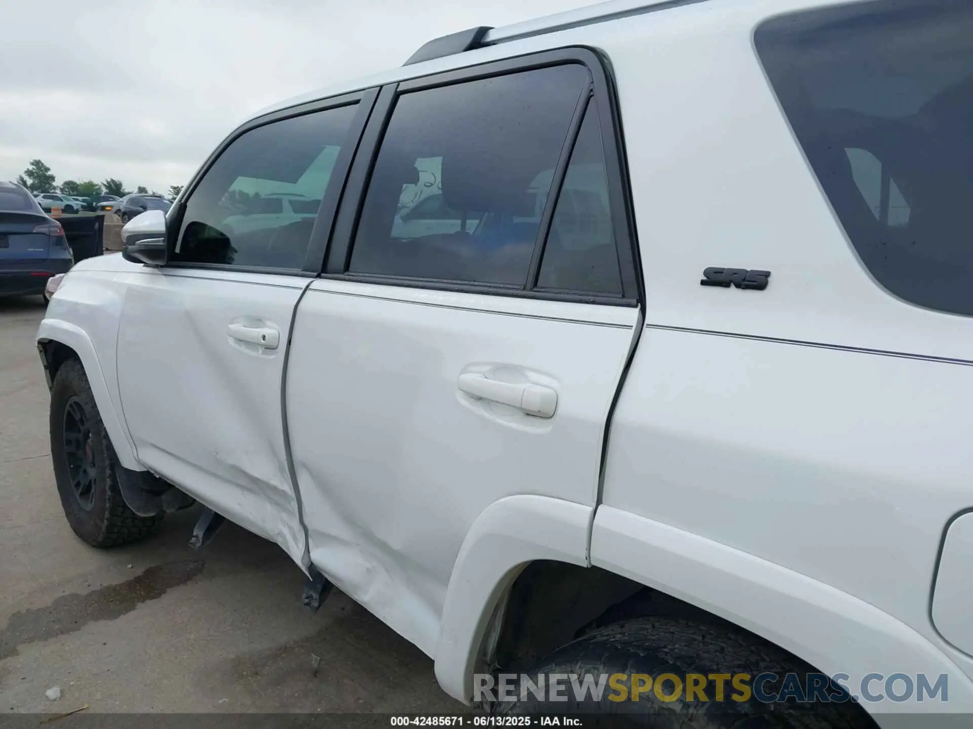 19 Photograph of a damaged car JTEFU5JR4P5280720 TOYOTA 4RUNNER 2023