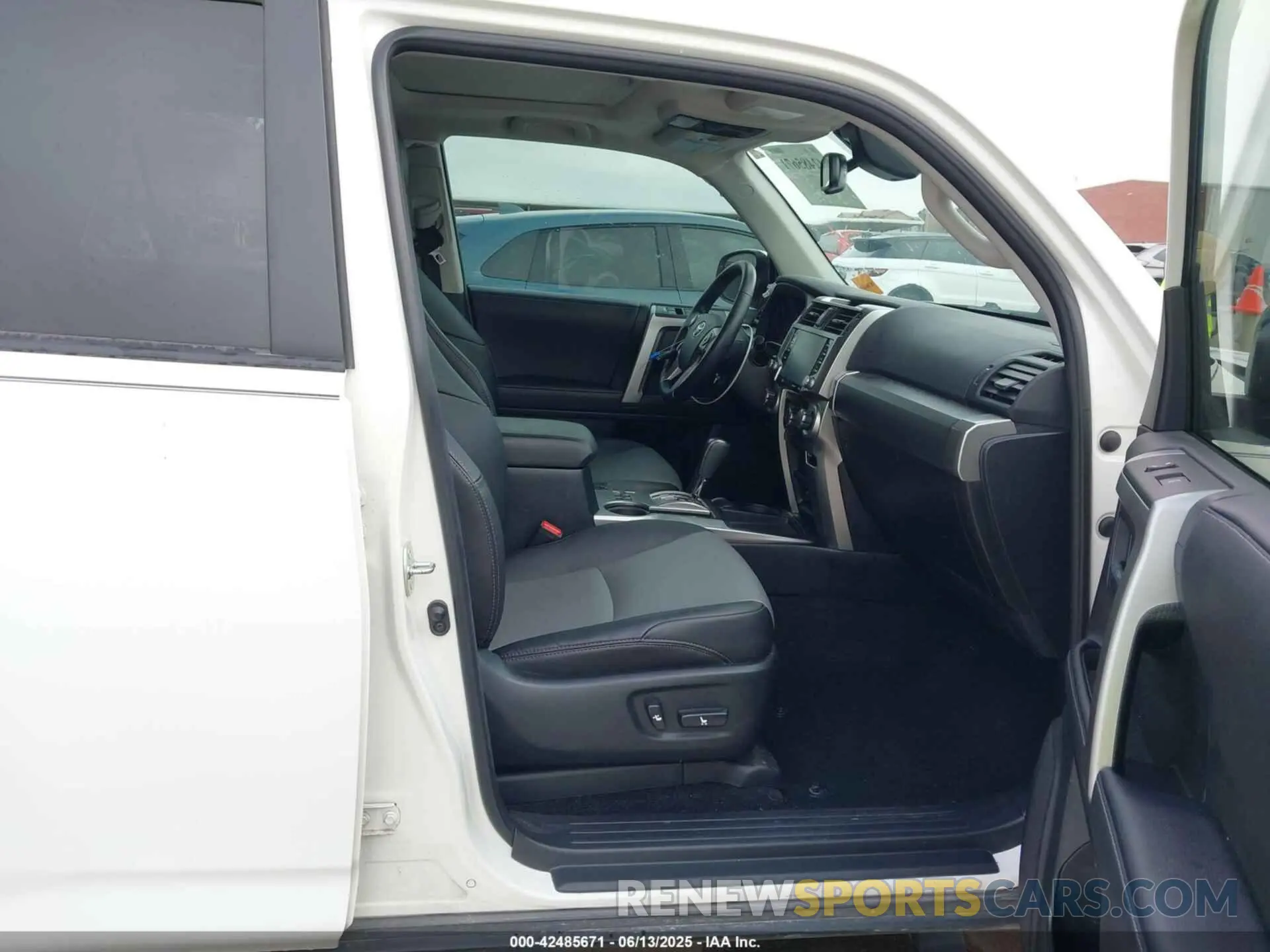5 Photograph of a damaged car JTEFU5JR4P5280720 TOYOTA 4RUNNER 2023