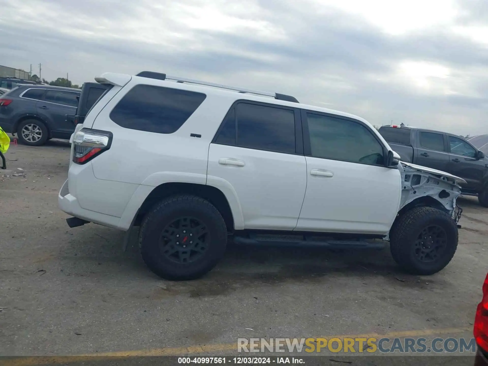 13 Photograph of a damaged car JTEFU5JR6P5303639 TOYOTA 4RUNNER 2023