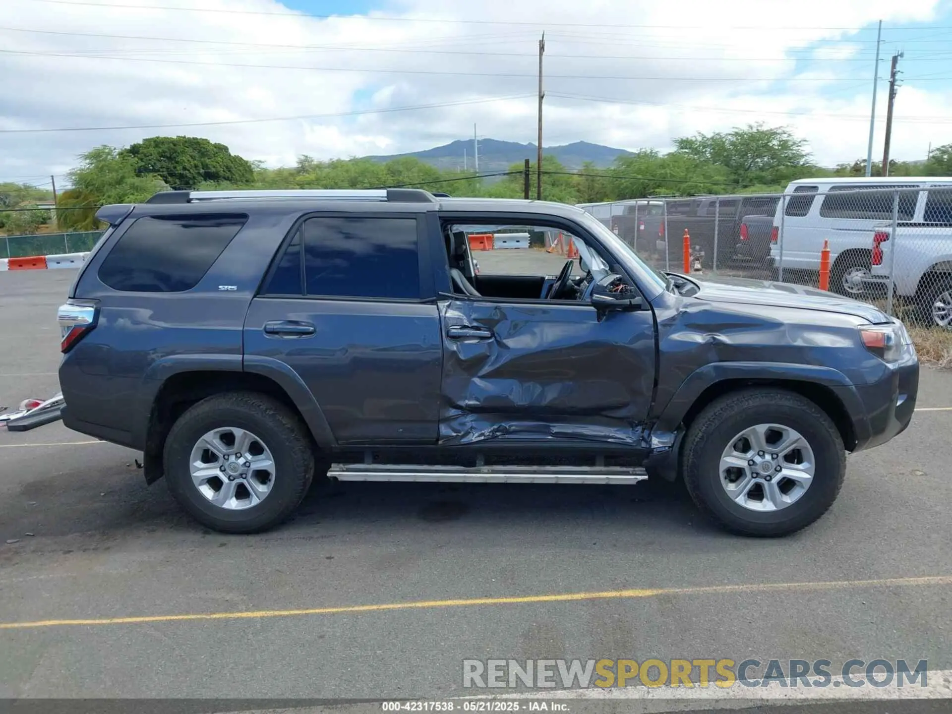 13 Photograph of a damaged car JTEFU5JR9P5290644 TOYOTA 4RUNNER 2023
