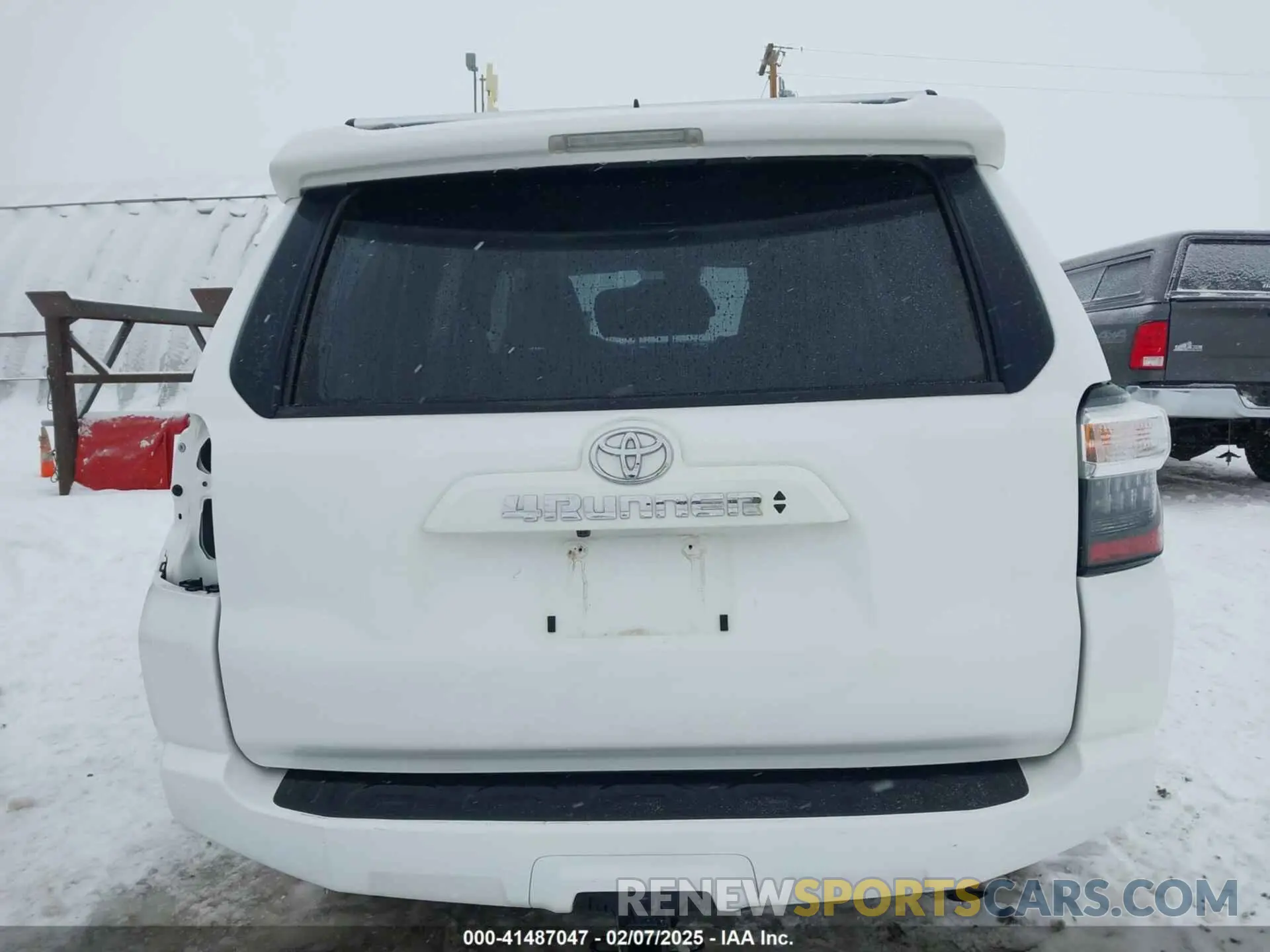 17 Photograph of a damaged car JTEMU5JR2P6113810 TOYOTA 4RUNNER 2023