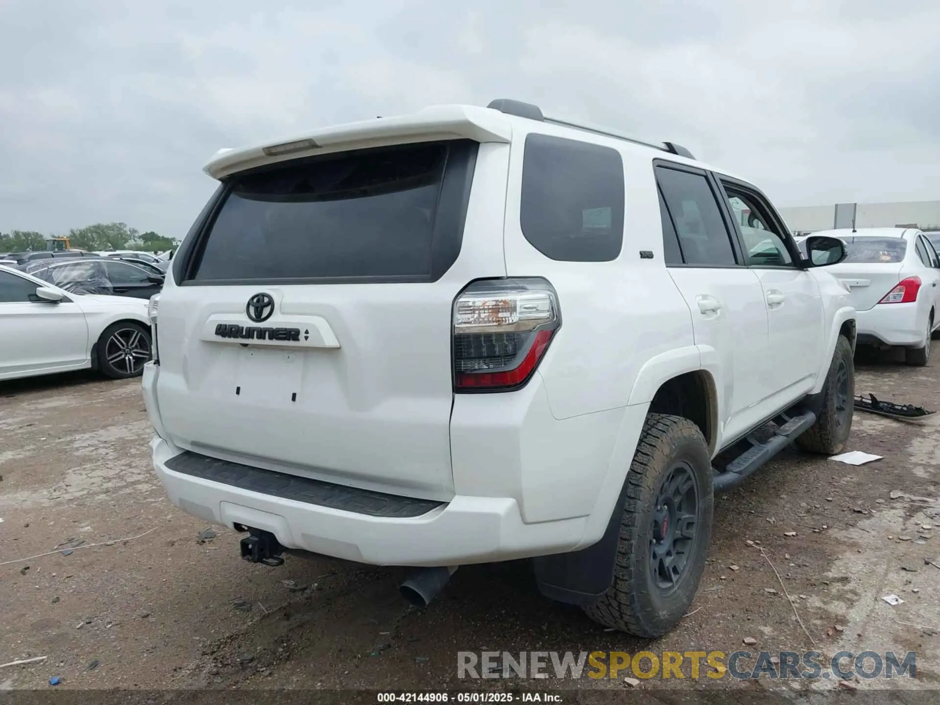 4 Photograph of a damaged car JTENU5JR2P6126481 TOYOTA 4RUNNER 2023