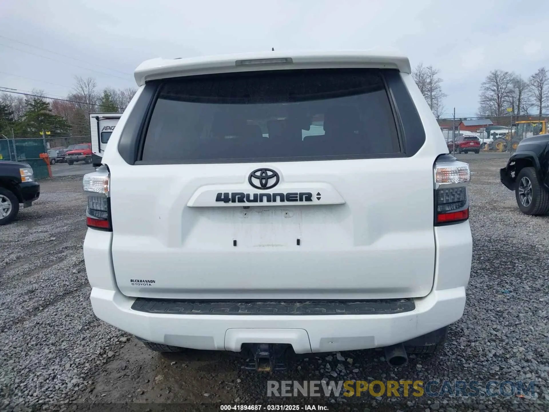 17 Photograph of a damaged car JTENU5JRXP6127409 TOYOTA 4RUNNER 2023