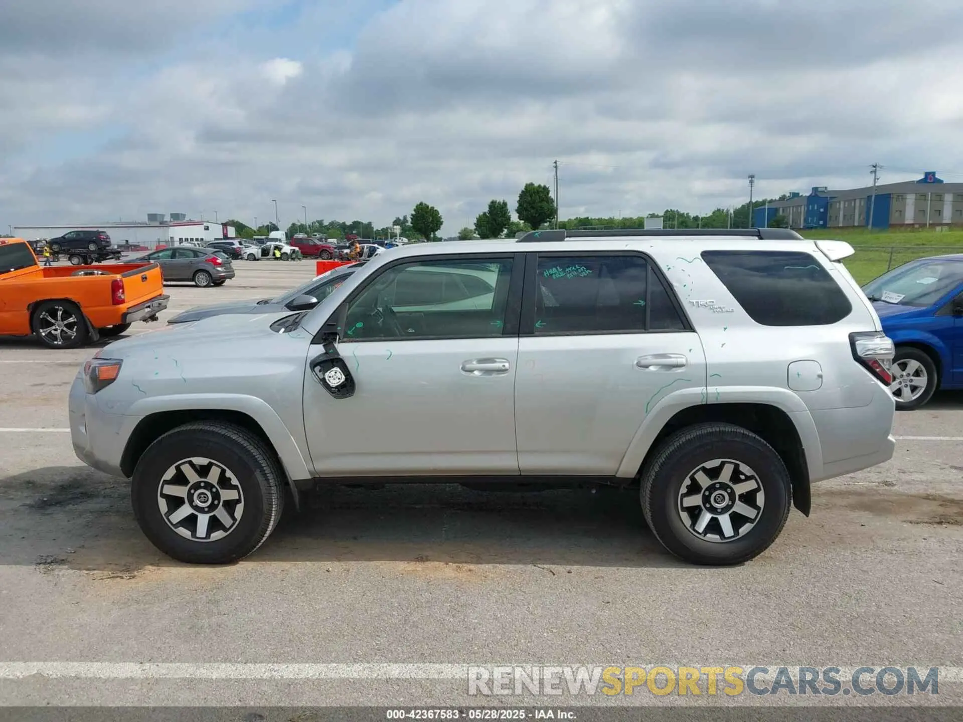 14 Photograph of a damaged car JTEPU5JR5P6123406 TOYOTA 4RUNNER 2023