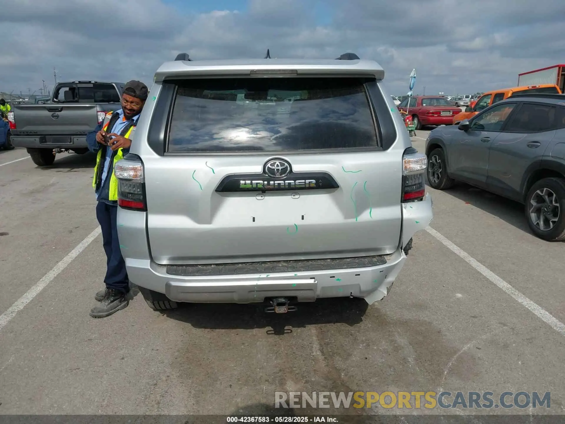 16 Photograph of a damaged car JTEPU5JR5P6123406 TOYOTA 4RUNNER 2023